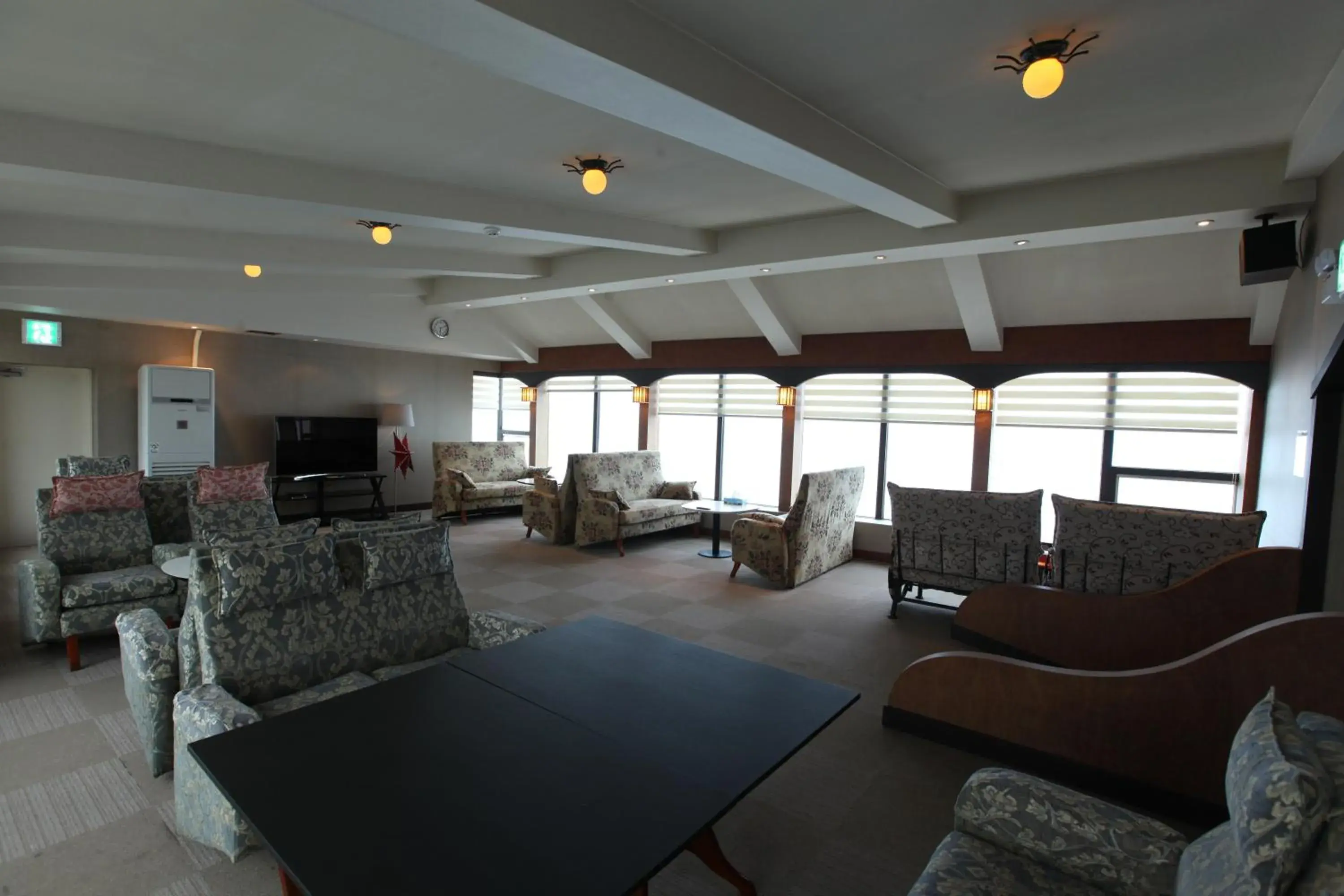 Lounge or bar in Benikea Hotel Mountain & Ocean Daepohang Lounge or bar in Benikea Hotel Mountain & Ocean Daepohang