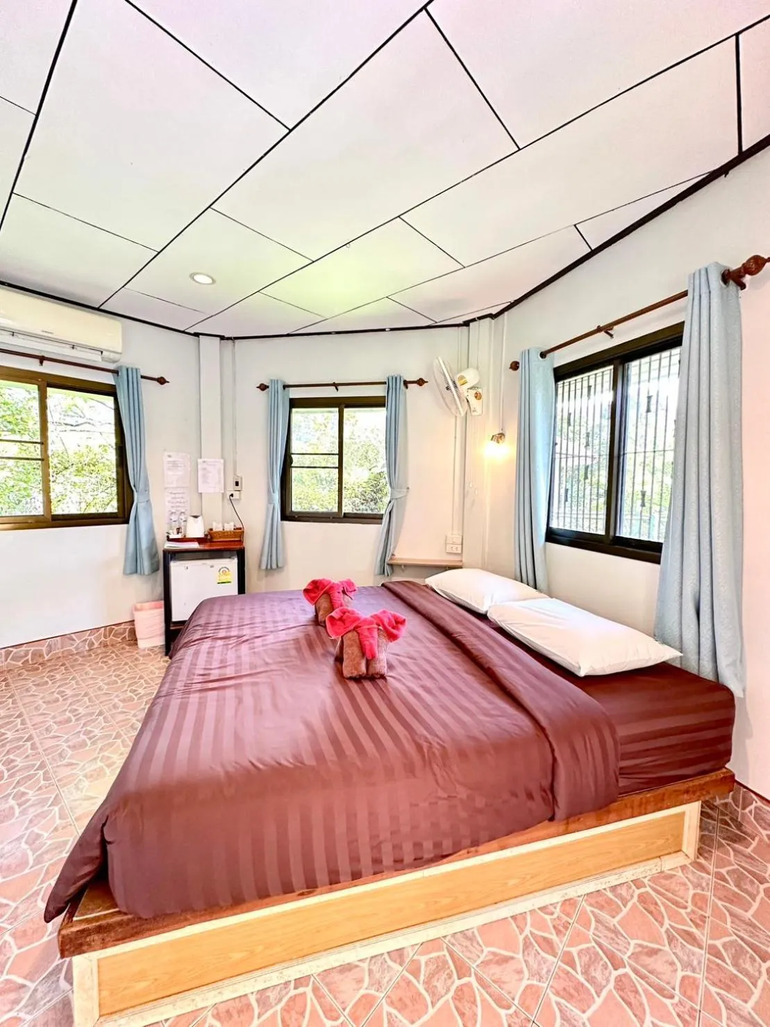 Bed in Khao Sok Jungle Huts Resort