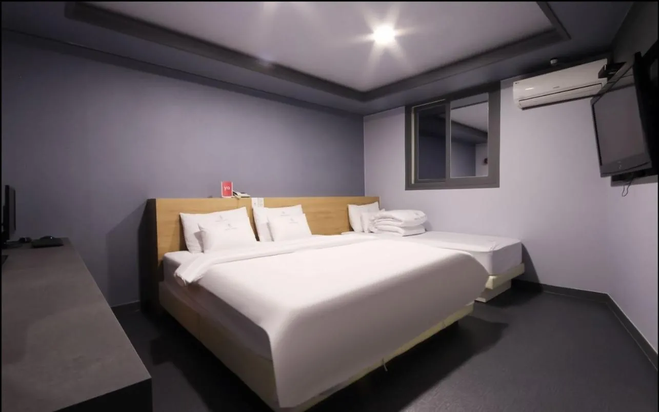 Double or Twin Room with City View - single occupancy in Amor Hotel Gimhae