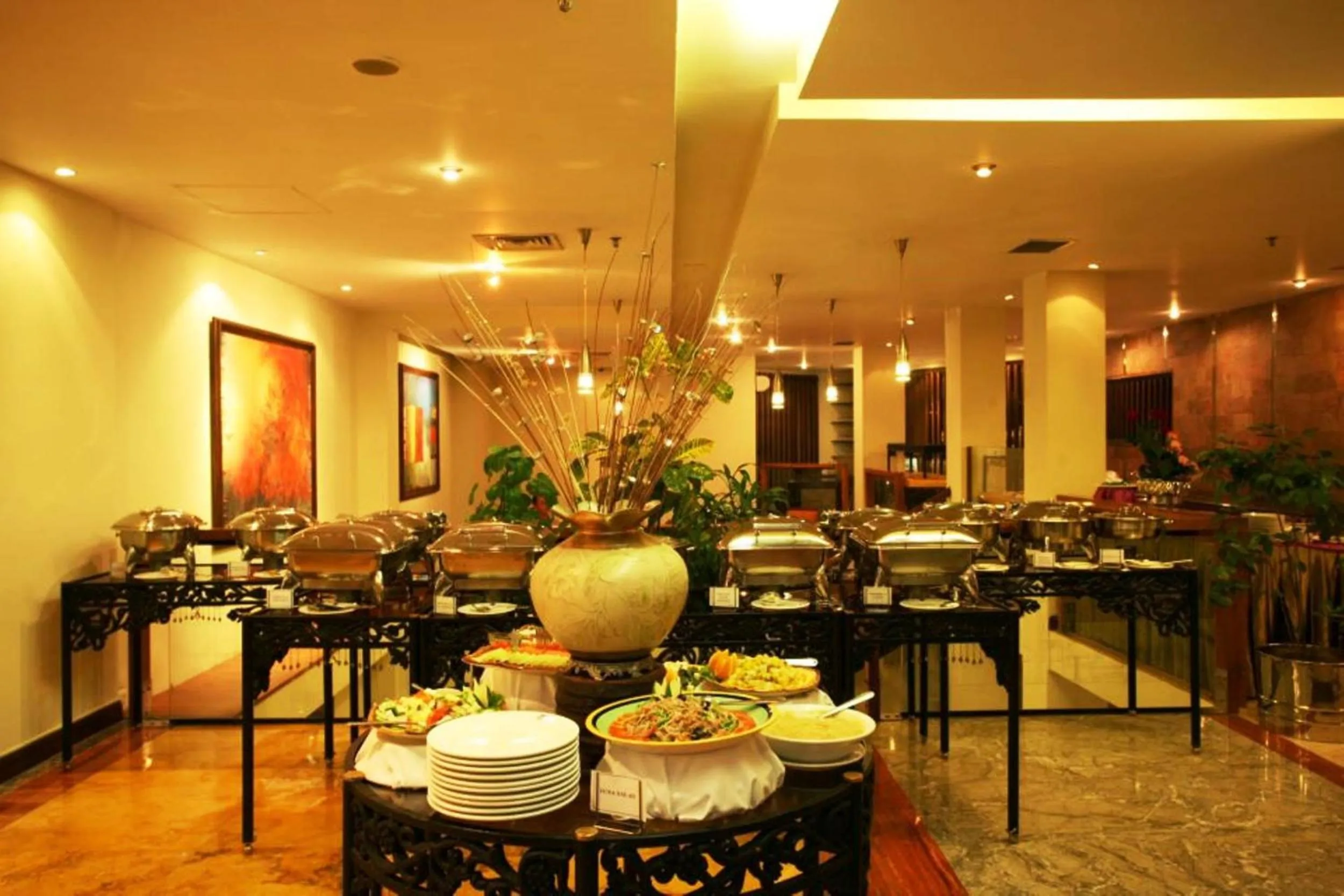 Meals in Lakeshore Hotel & Apartments