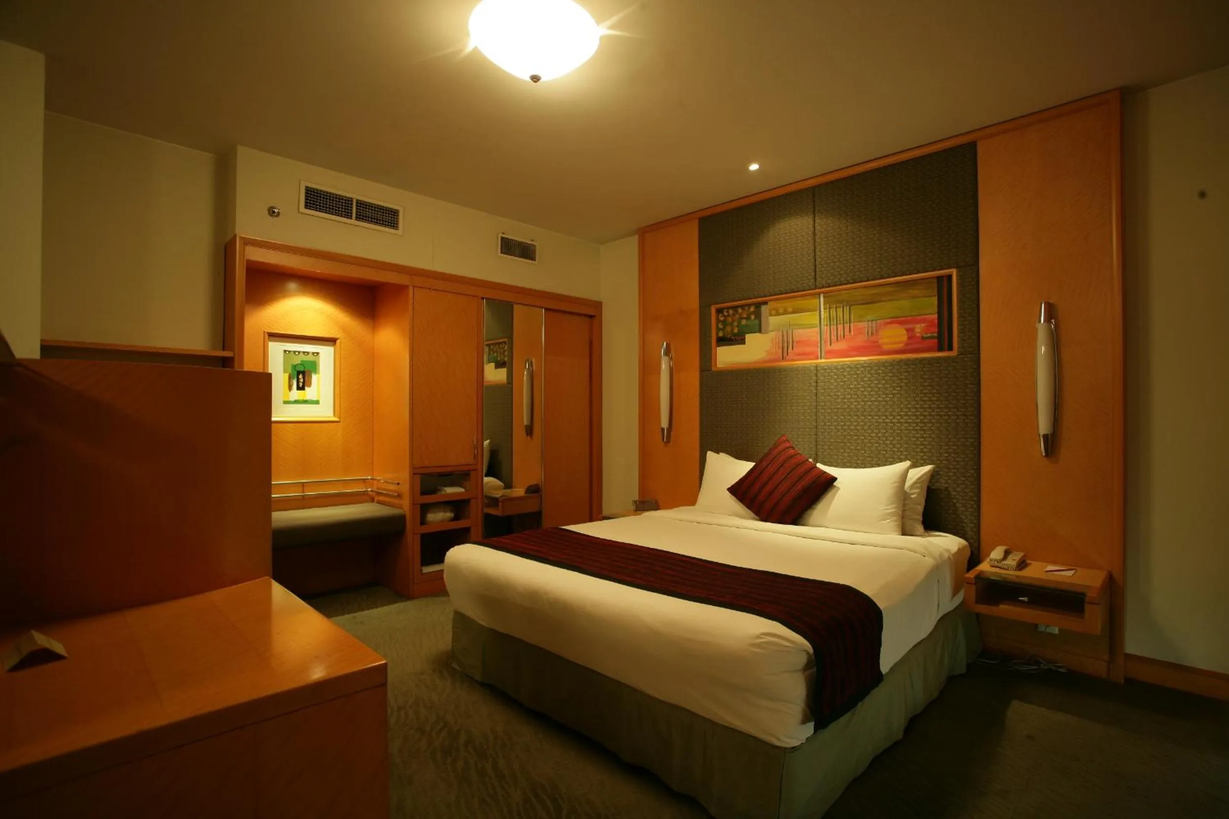 Bed in Lakeshore Hotel & Apartments