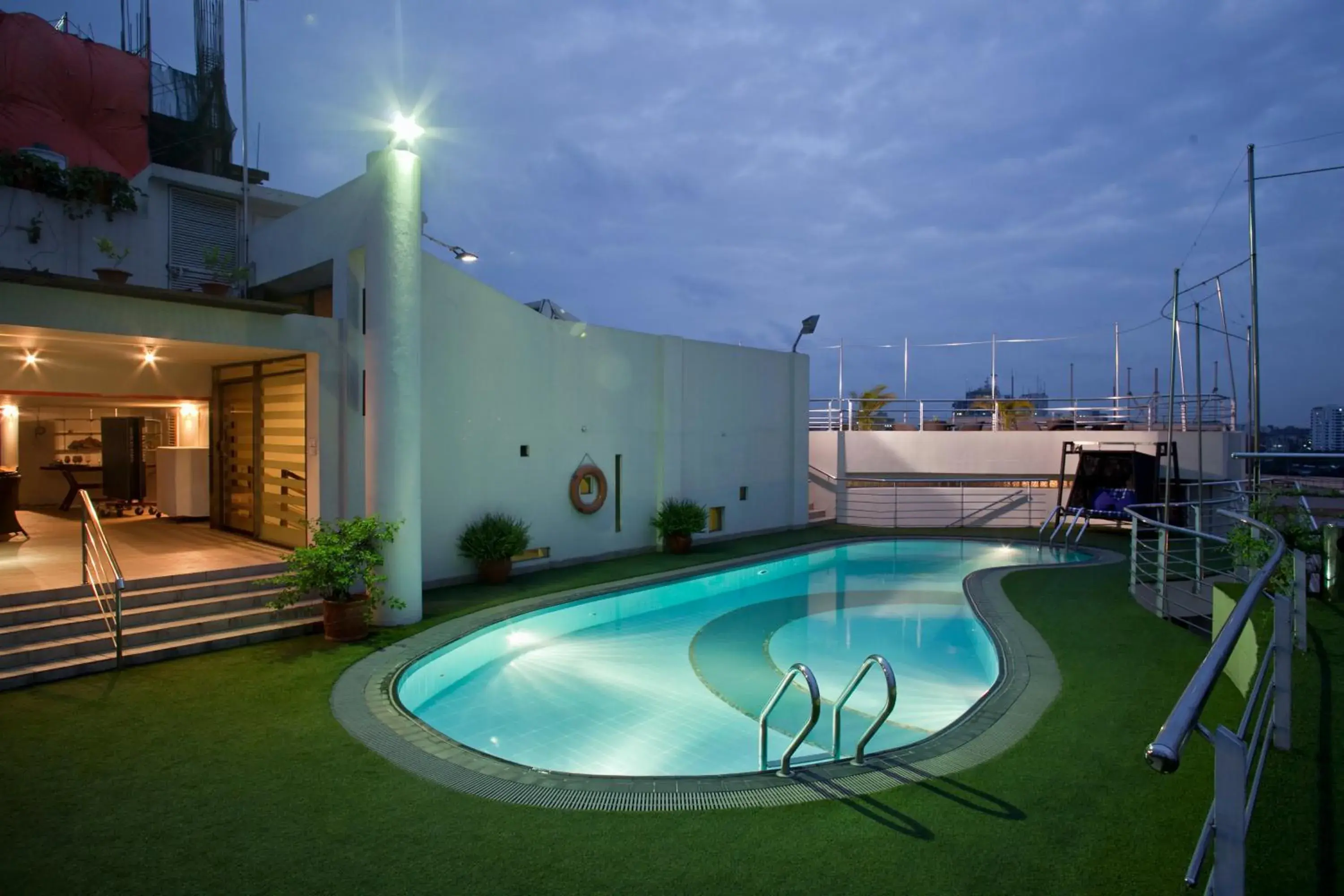 Swimming pool in Lakeshore Hotel & Apartments Swimming pool in Lakeshore Hotel & Apartments