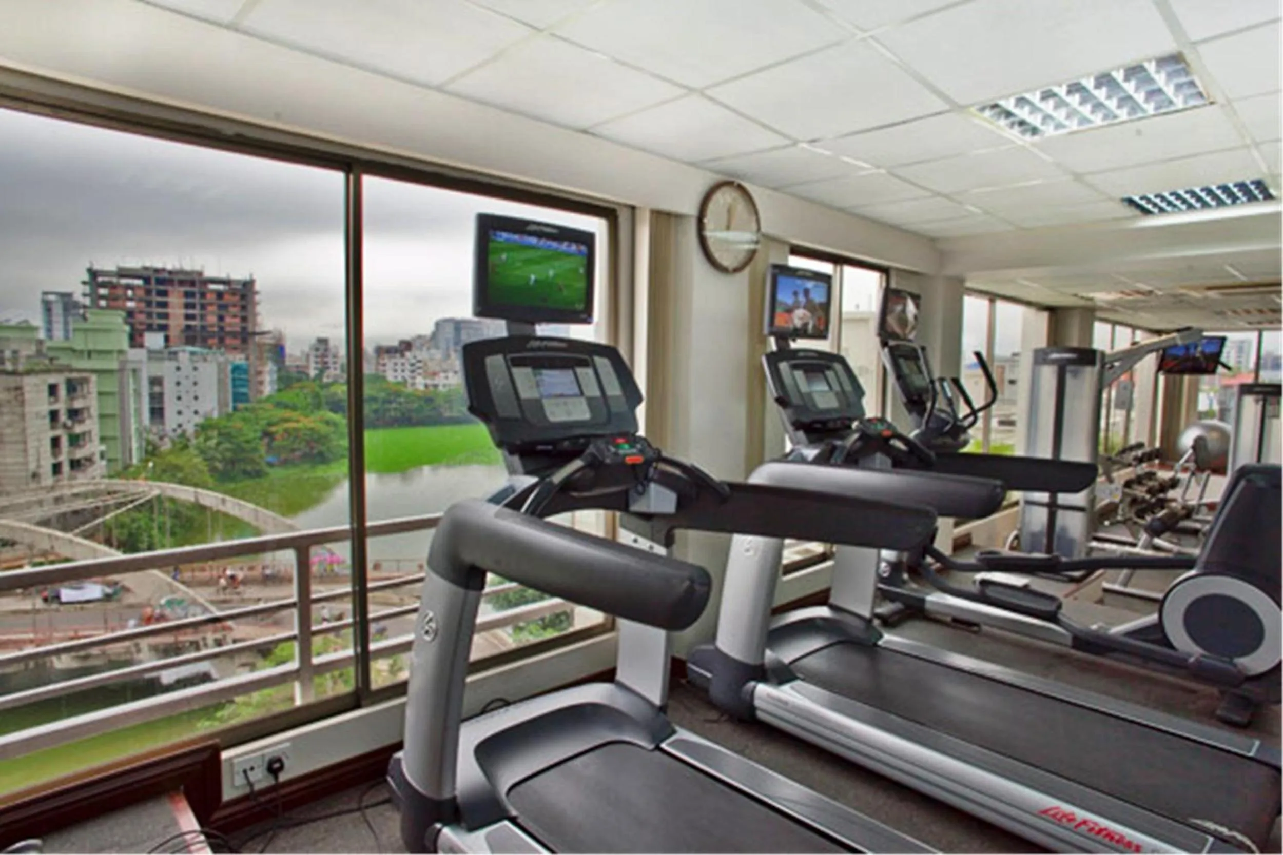 Fitness centre/facilities in Lakeshore Hotel & Apartments