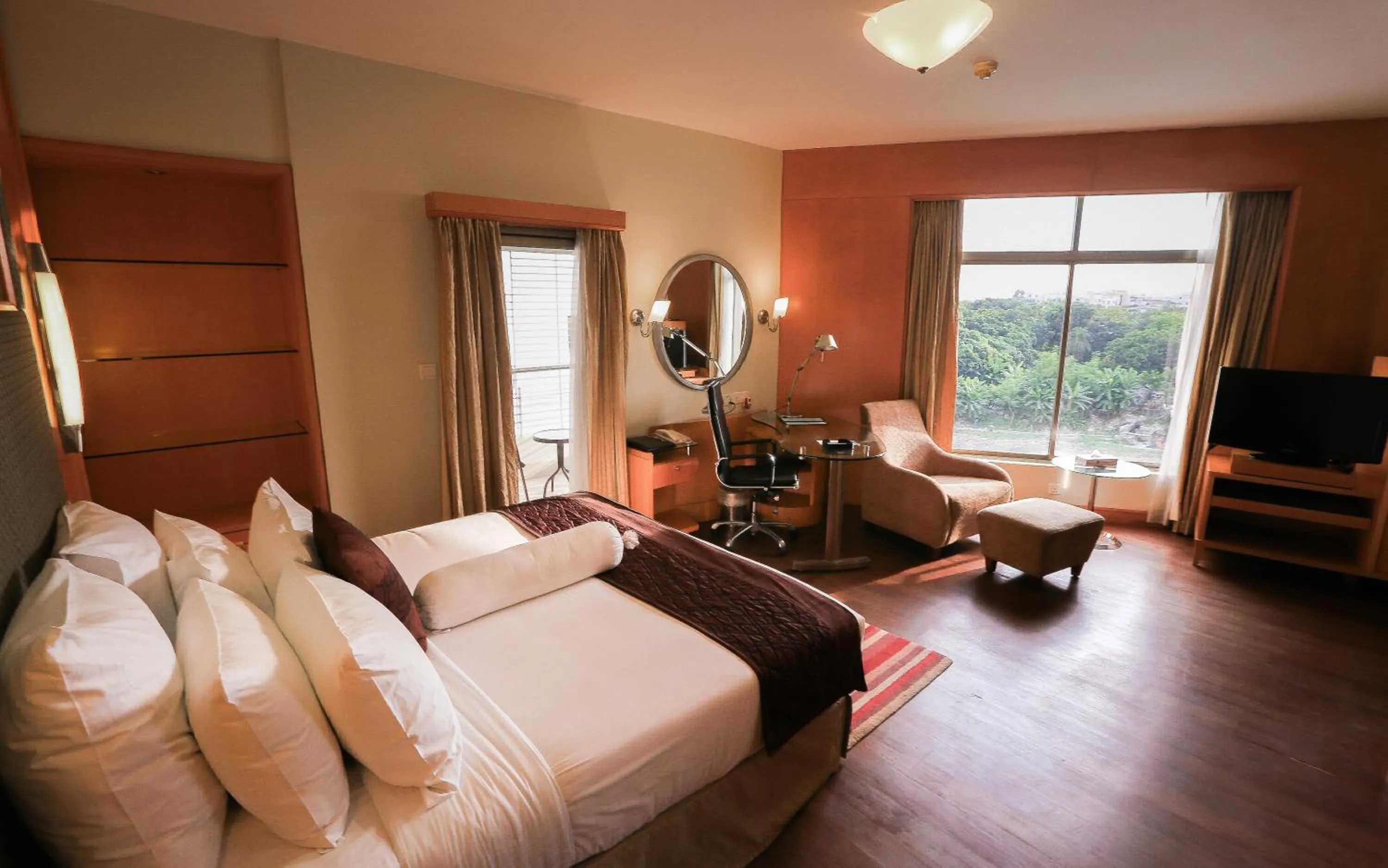 Bed in Lakeshore Hotel & Apartments