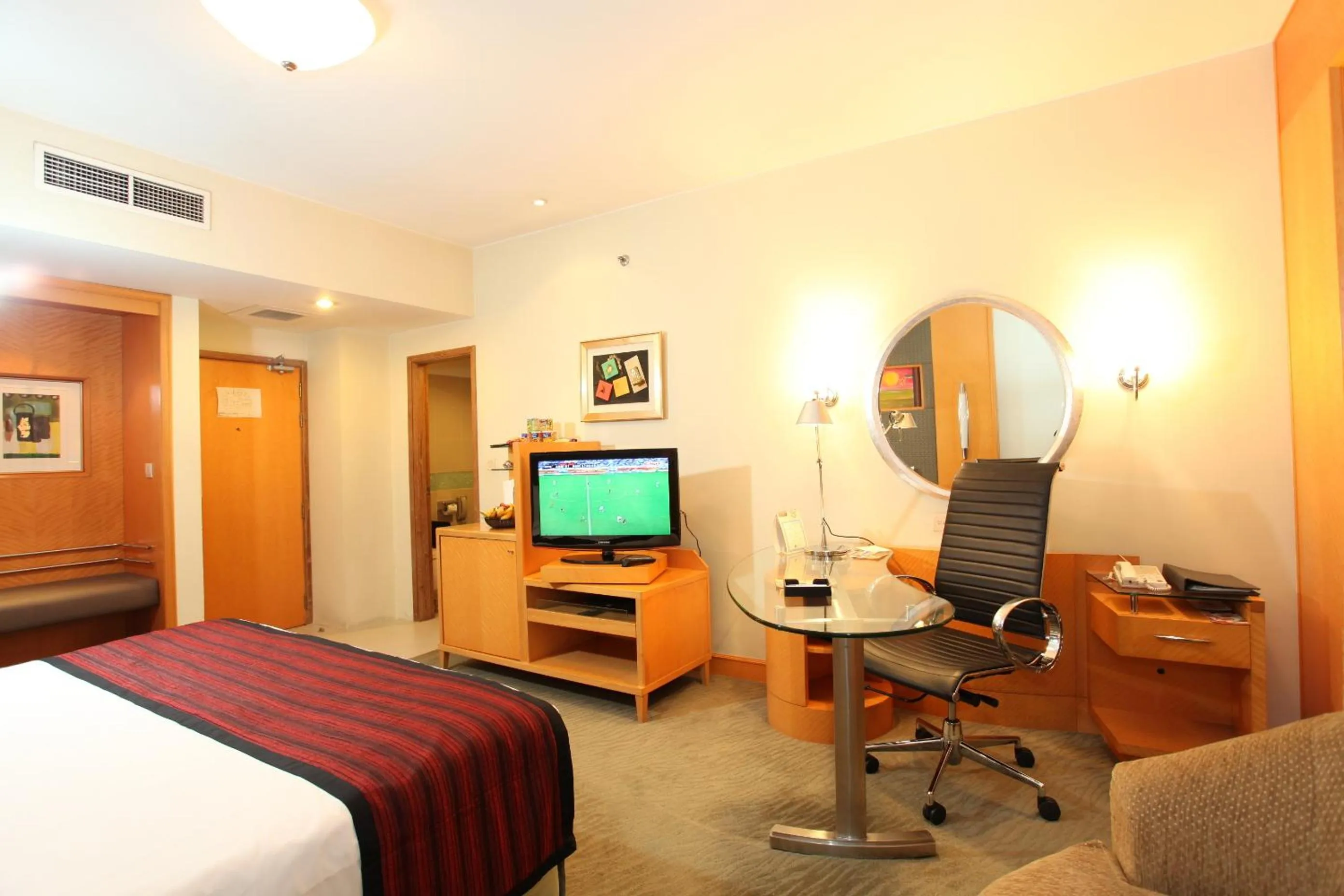 TV and multimedia, Bed in Lakeshore Hotel & Apartments