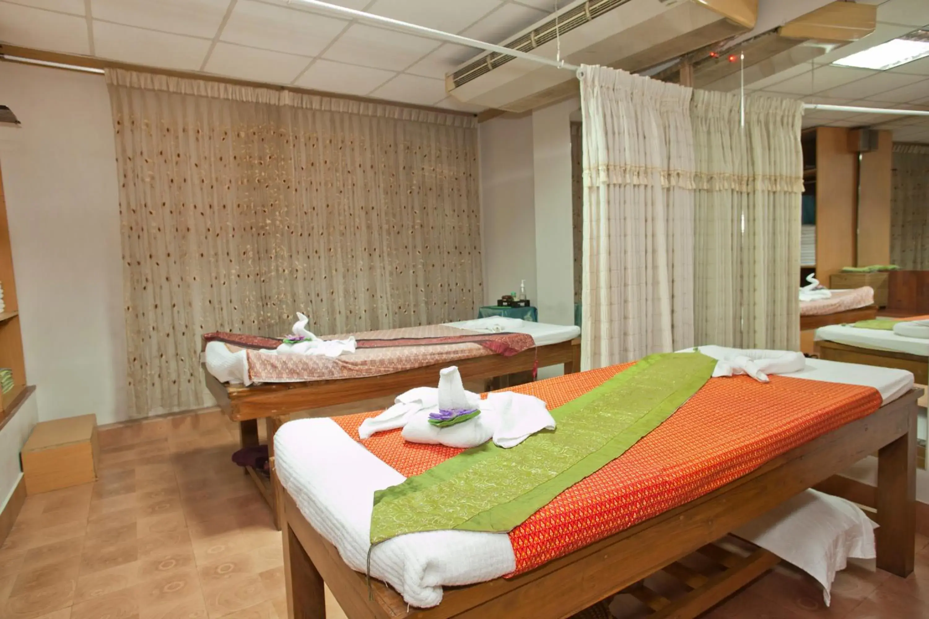 Spa and wellness centre/facilities, Bed in Lakeshore Hotel & Apartments Spa and wellness centre/facilities, Bed in Lakeshore Hotel & Apartments
