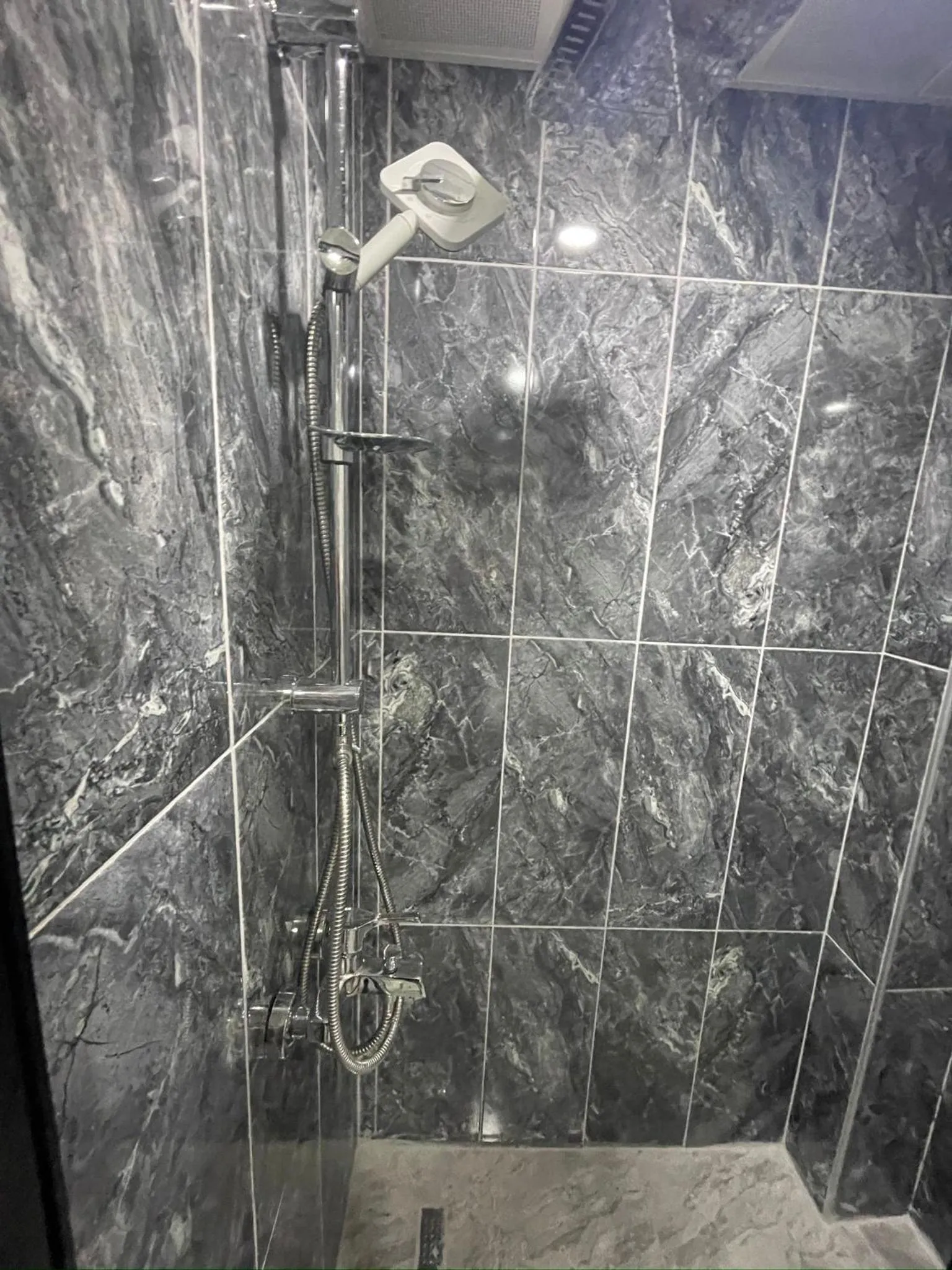 Shower in Fabesco Suite