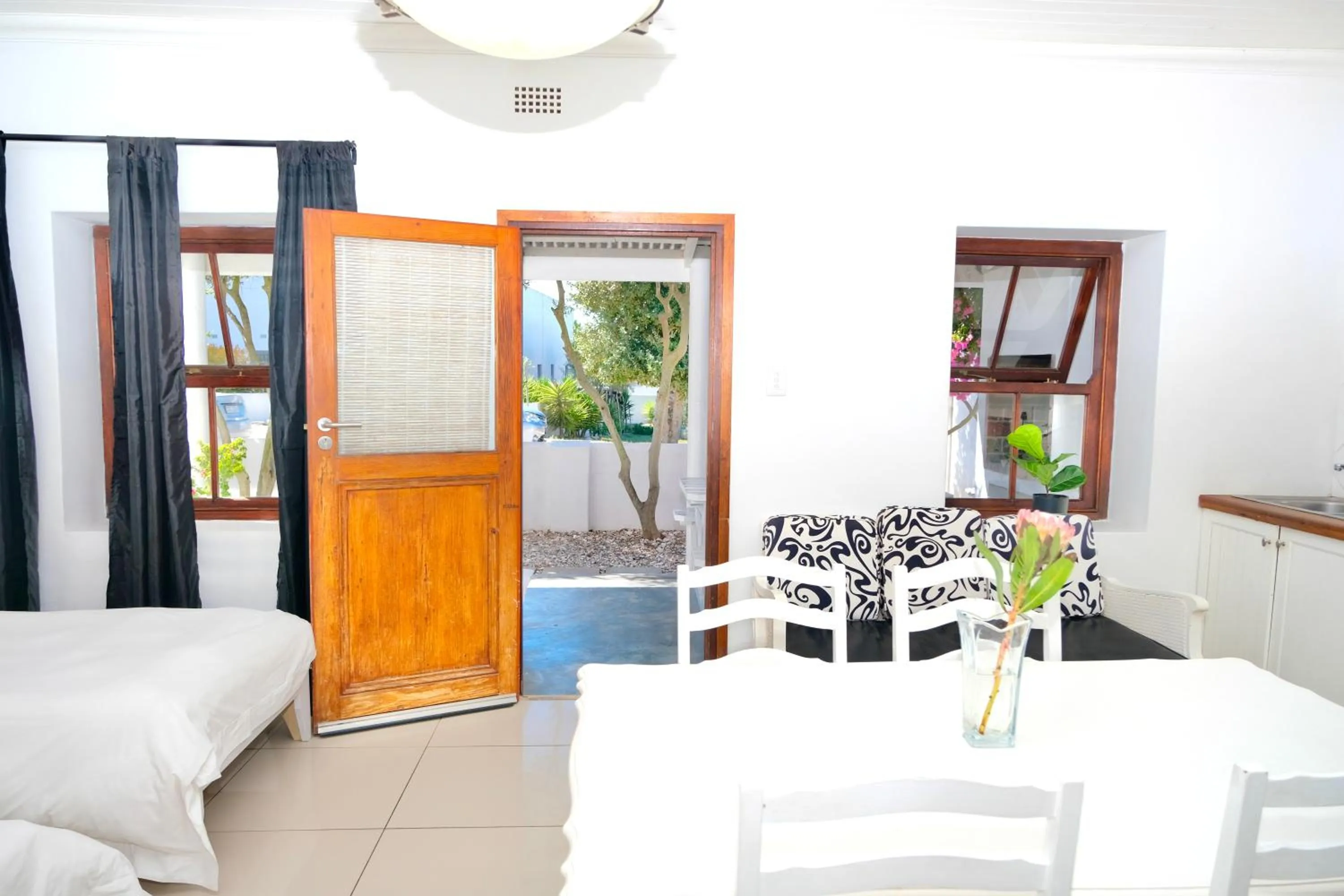 Dining area, Bed in Paternoster Place