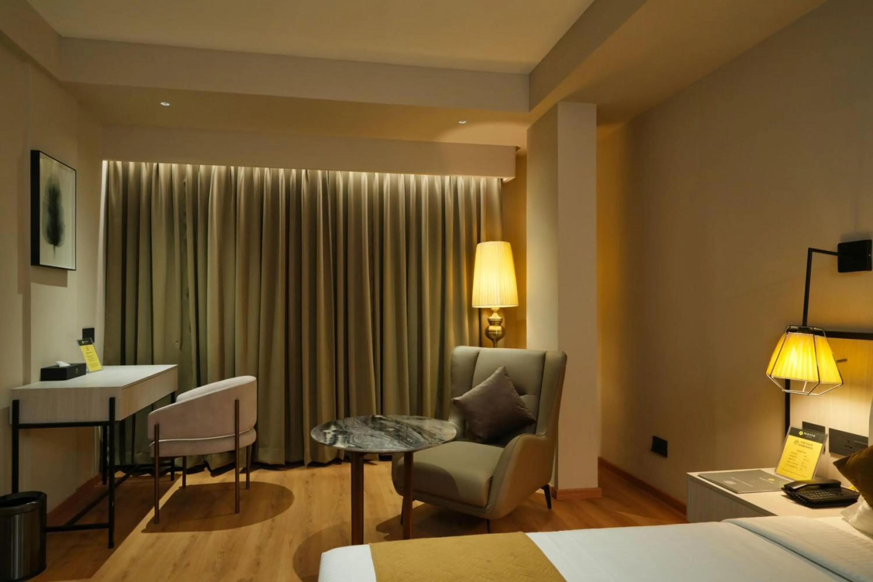 Seating area, Bed in mesta Hotel