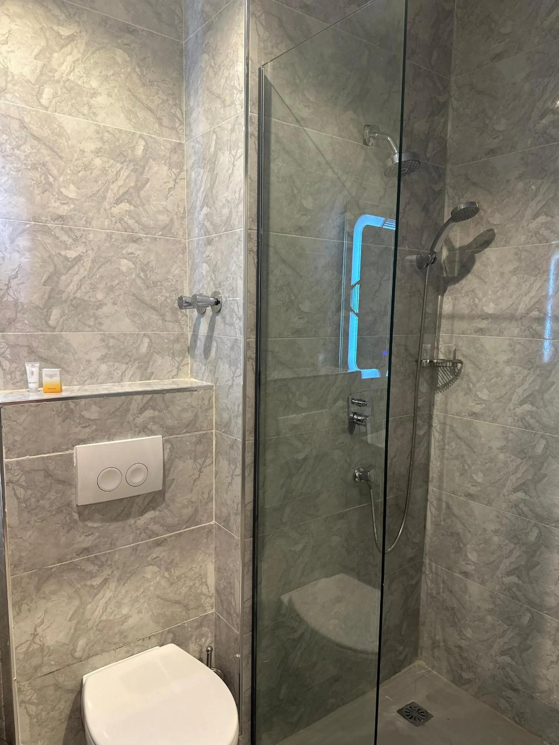 Shower in Hotelinn Oniru
