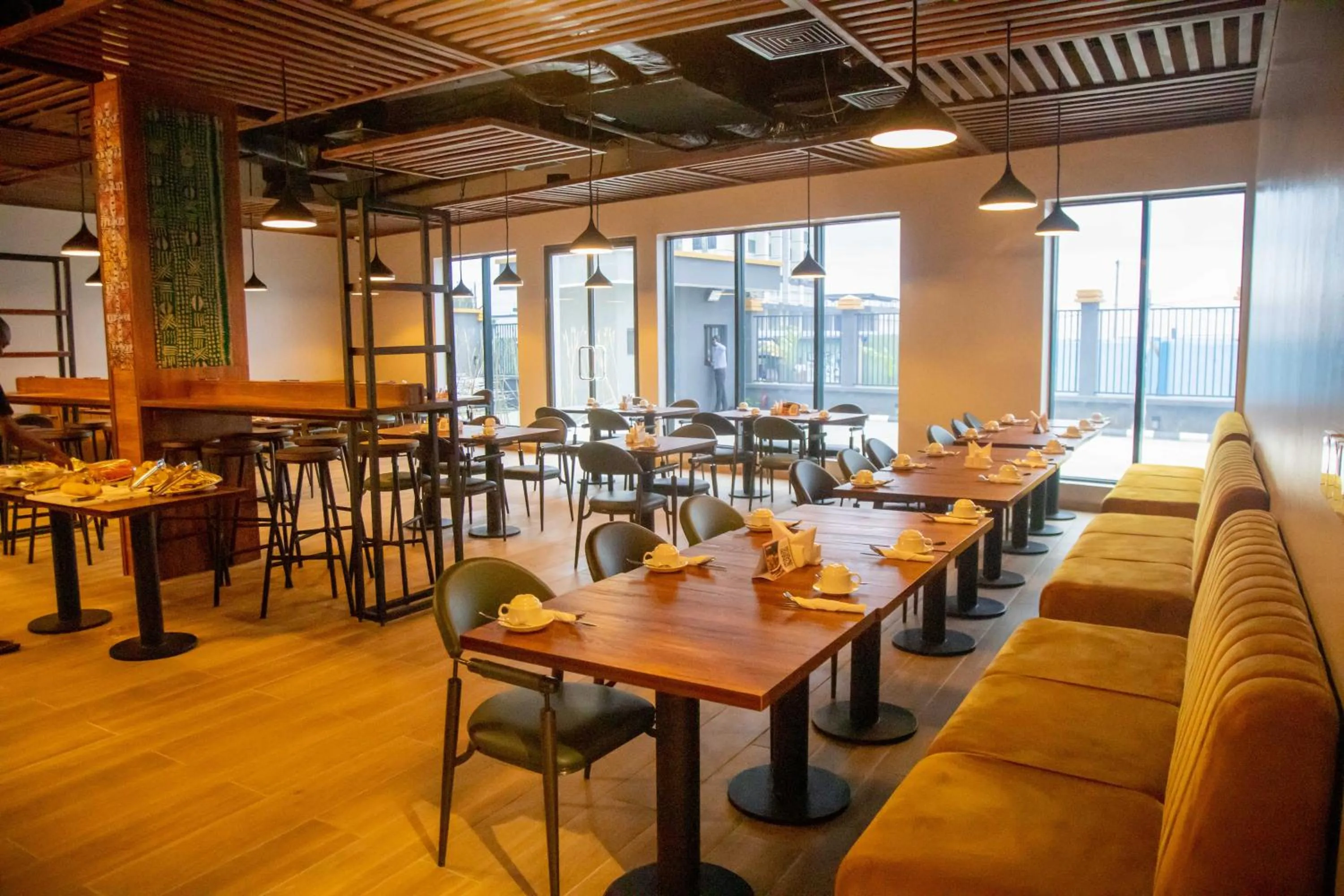 Restaurant/places to eat in Hotelinn Oniru