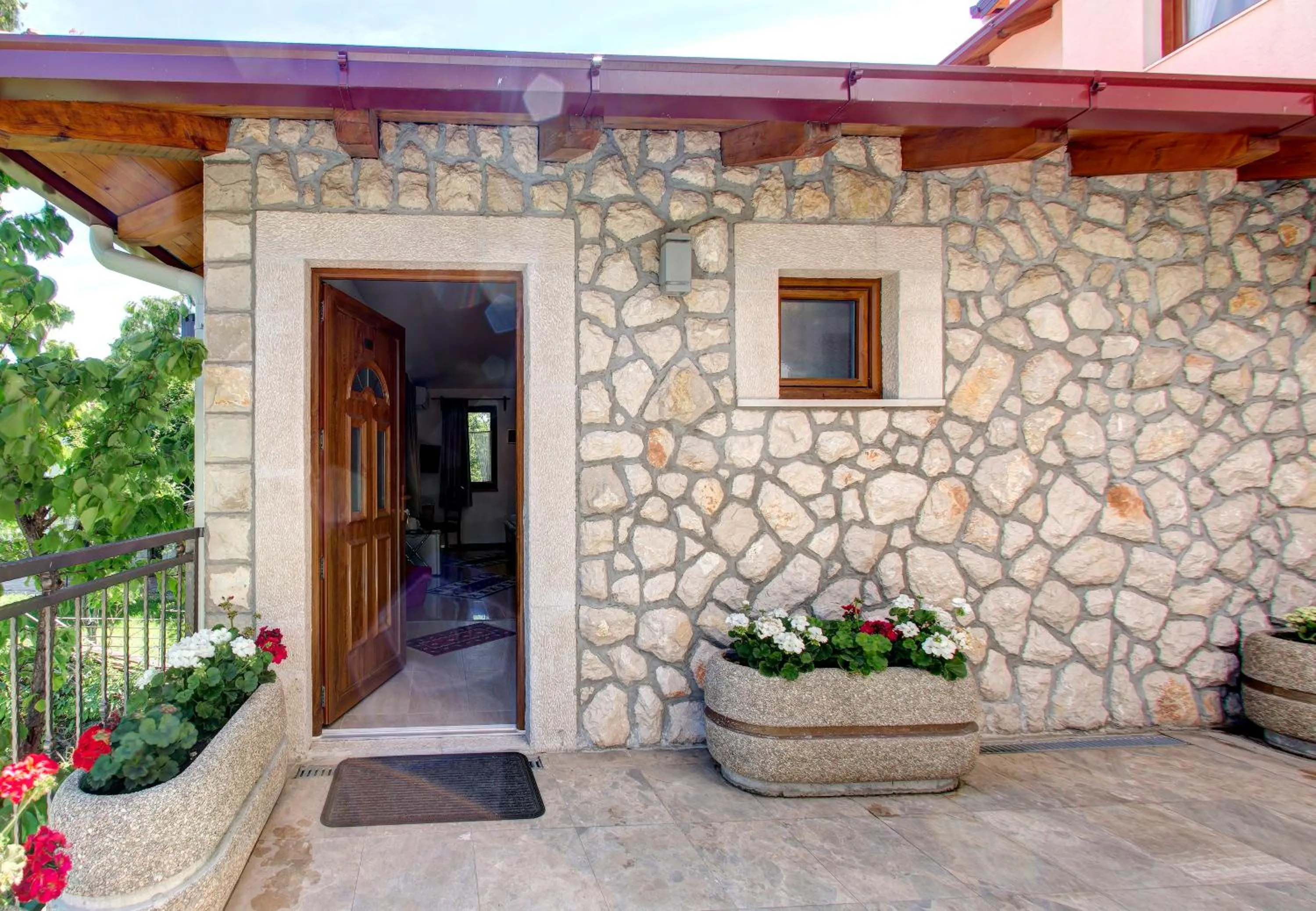 Facade/entrance in Hotel Almira