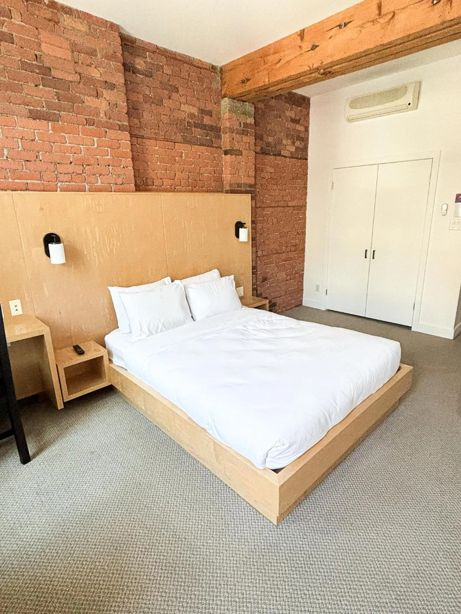 wardrobe, Bed in The Franklin Hotel