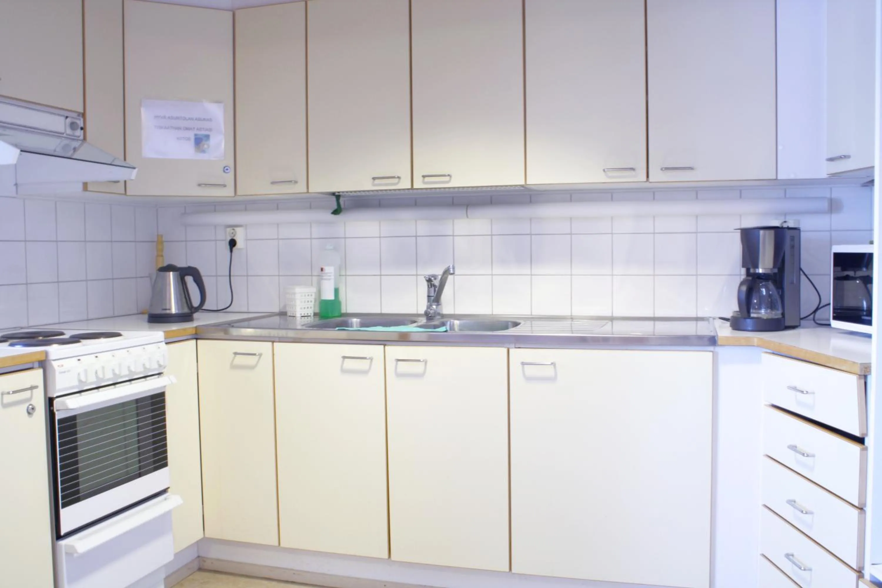 Communal kitchen in Hotelli Joentalo