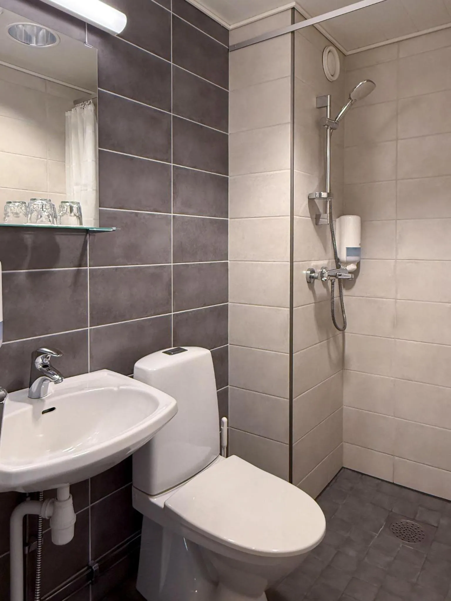 Shower in Hotelli Joentalo
