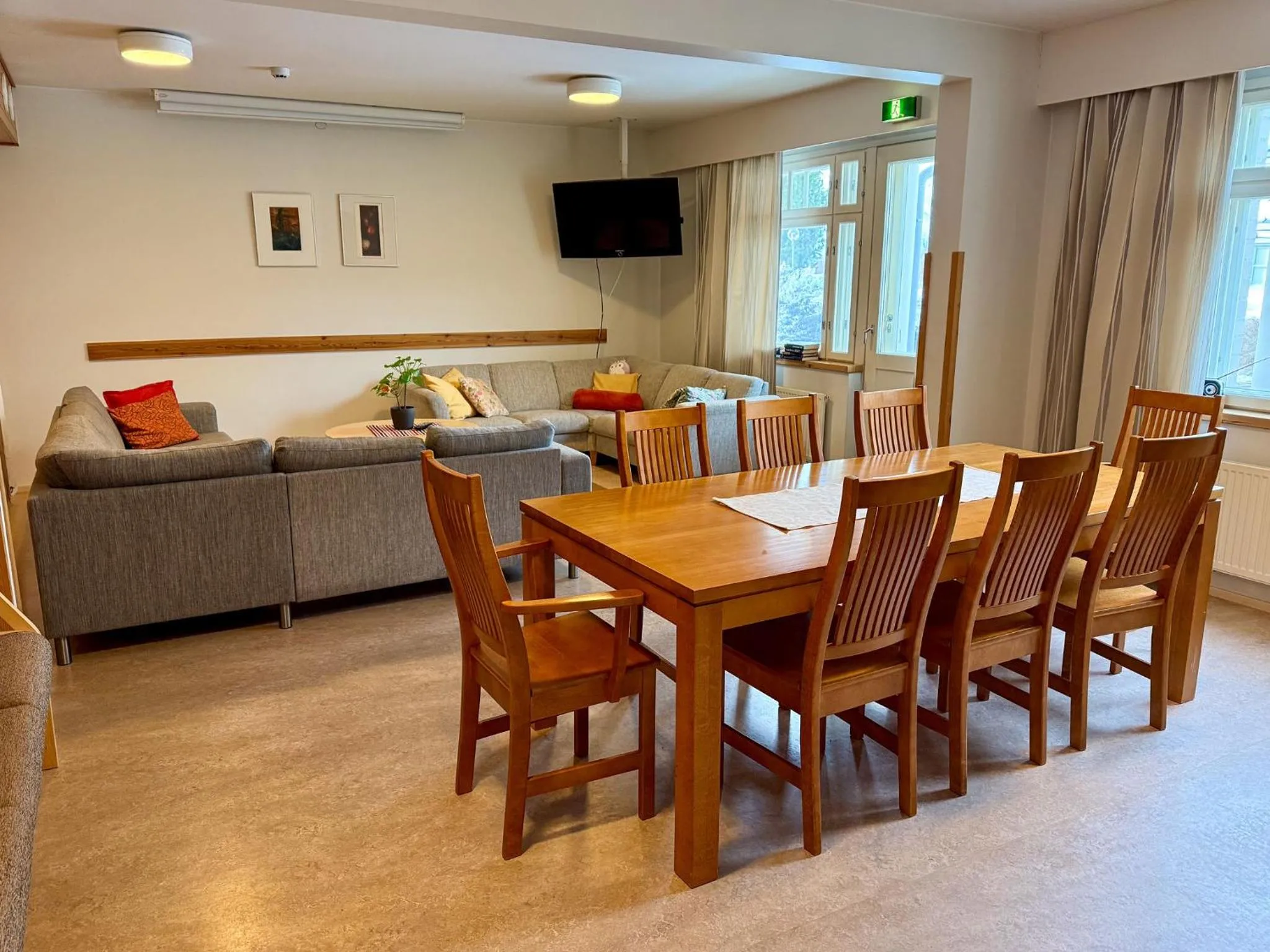 Communal lounge/ TV room in Hotelli Joentalo