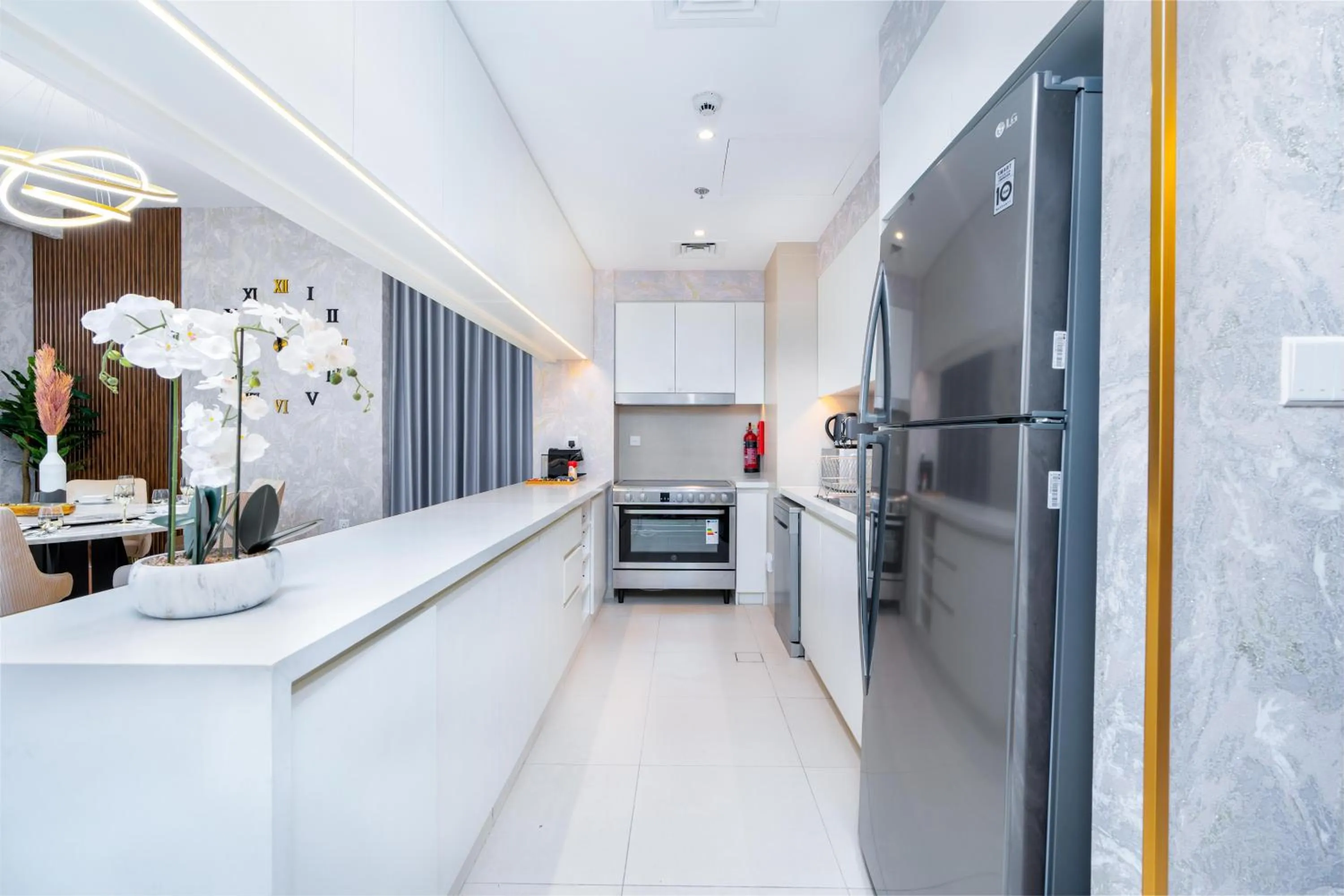 Kitchen or kitchenette in Globalstay Creek Horizon Modern Apartments