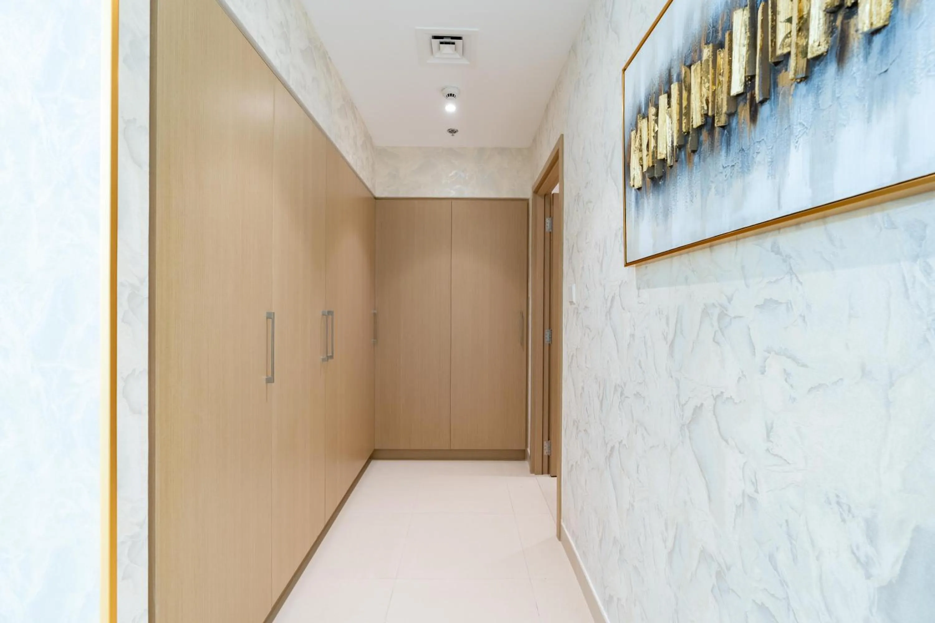 wardrobe in Globalstay Creek Horizon Modern Apartments