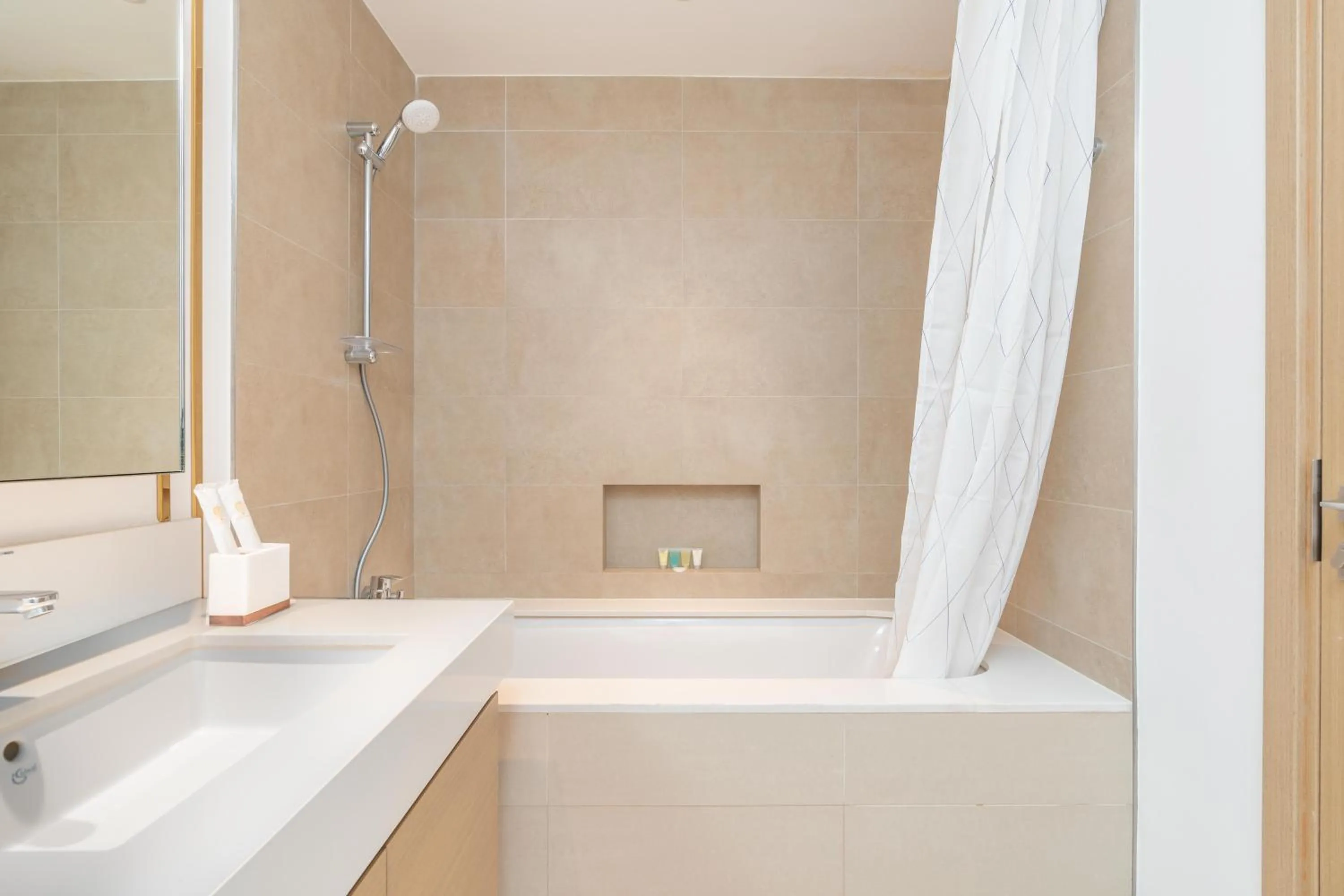 Shower in Globalstay Creek Horizon Modern Apartments