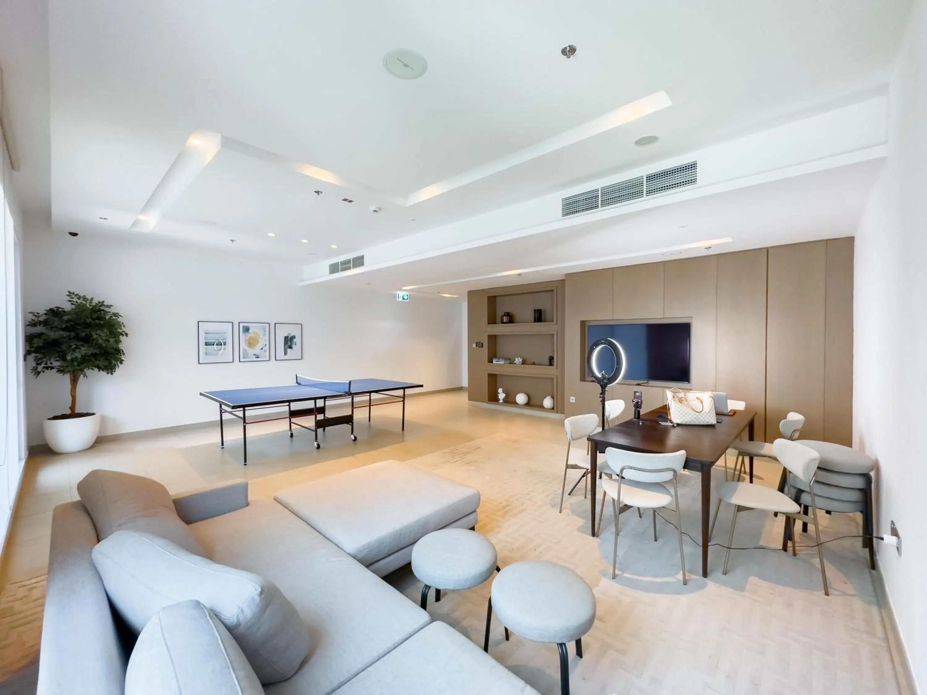 Communal lounge/ TV room in Globalstay Creek Horizon Modern Apartments