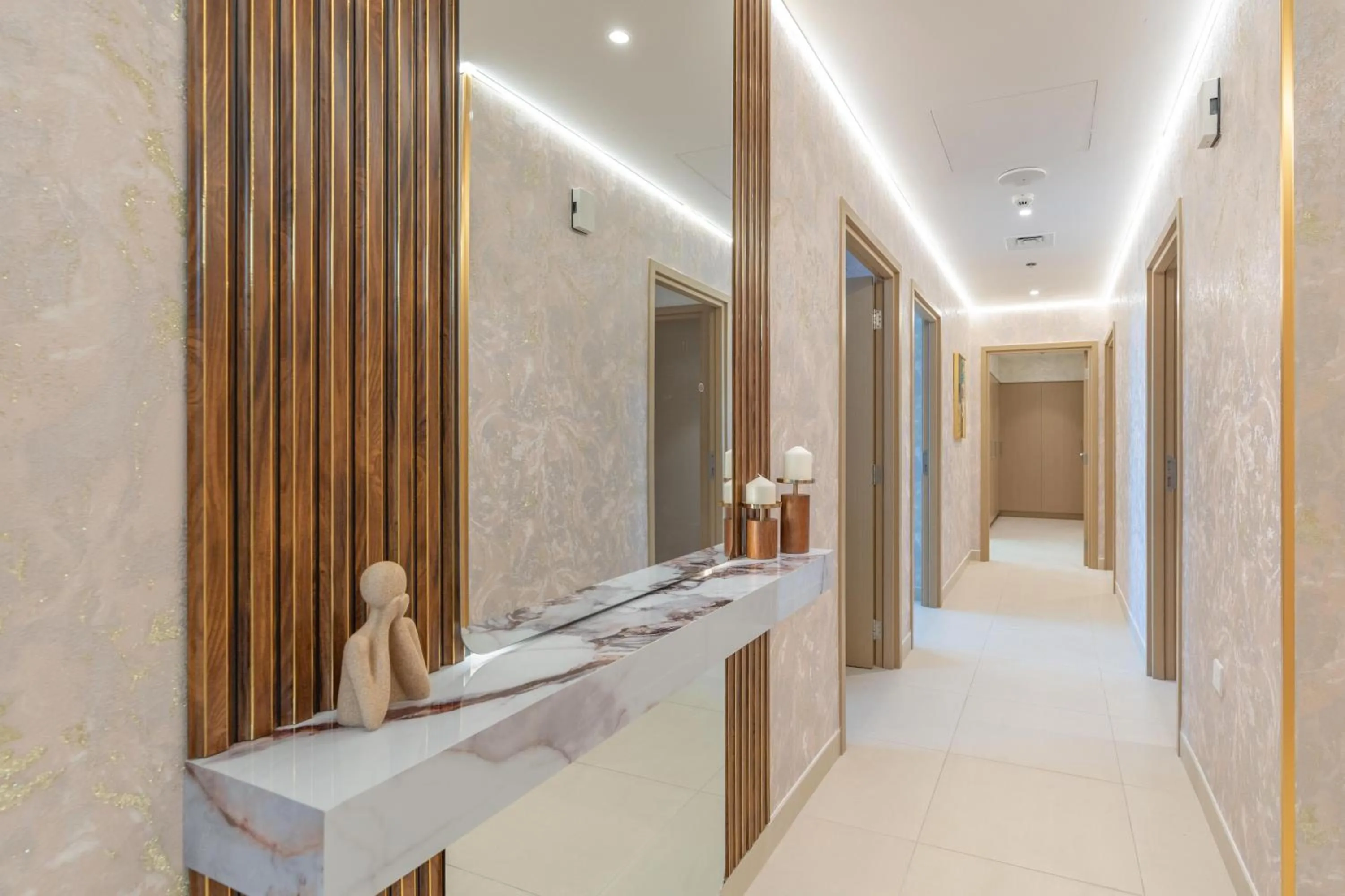 wardrobe in Globalstay Creek Horizon Modern Apartments