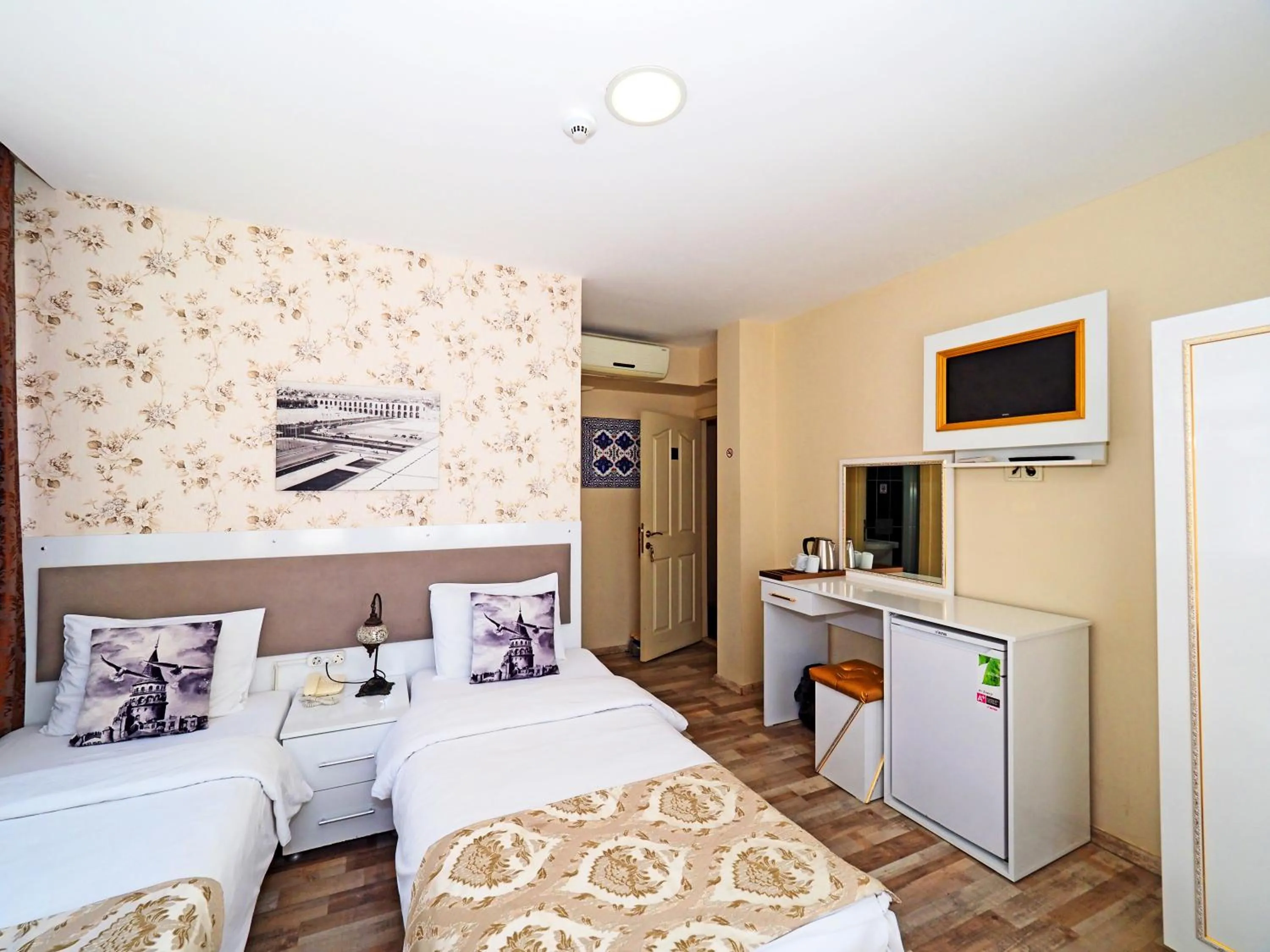 Photo of the whole room in Nagehan Hotel Old City