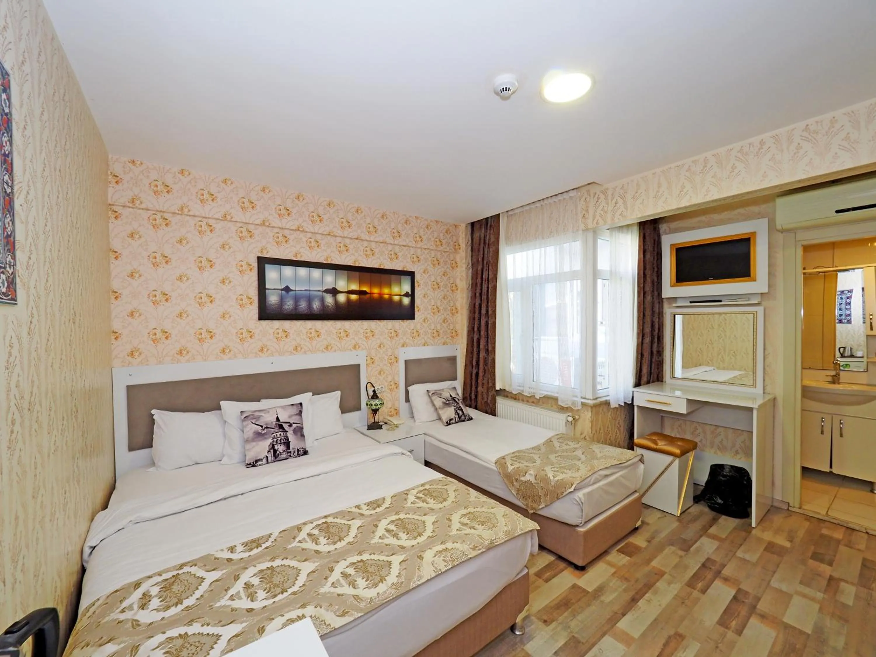 Photo of the whole room in Nagehan Hotel Old City