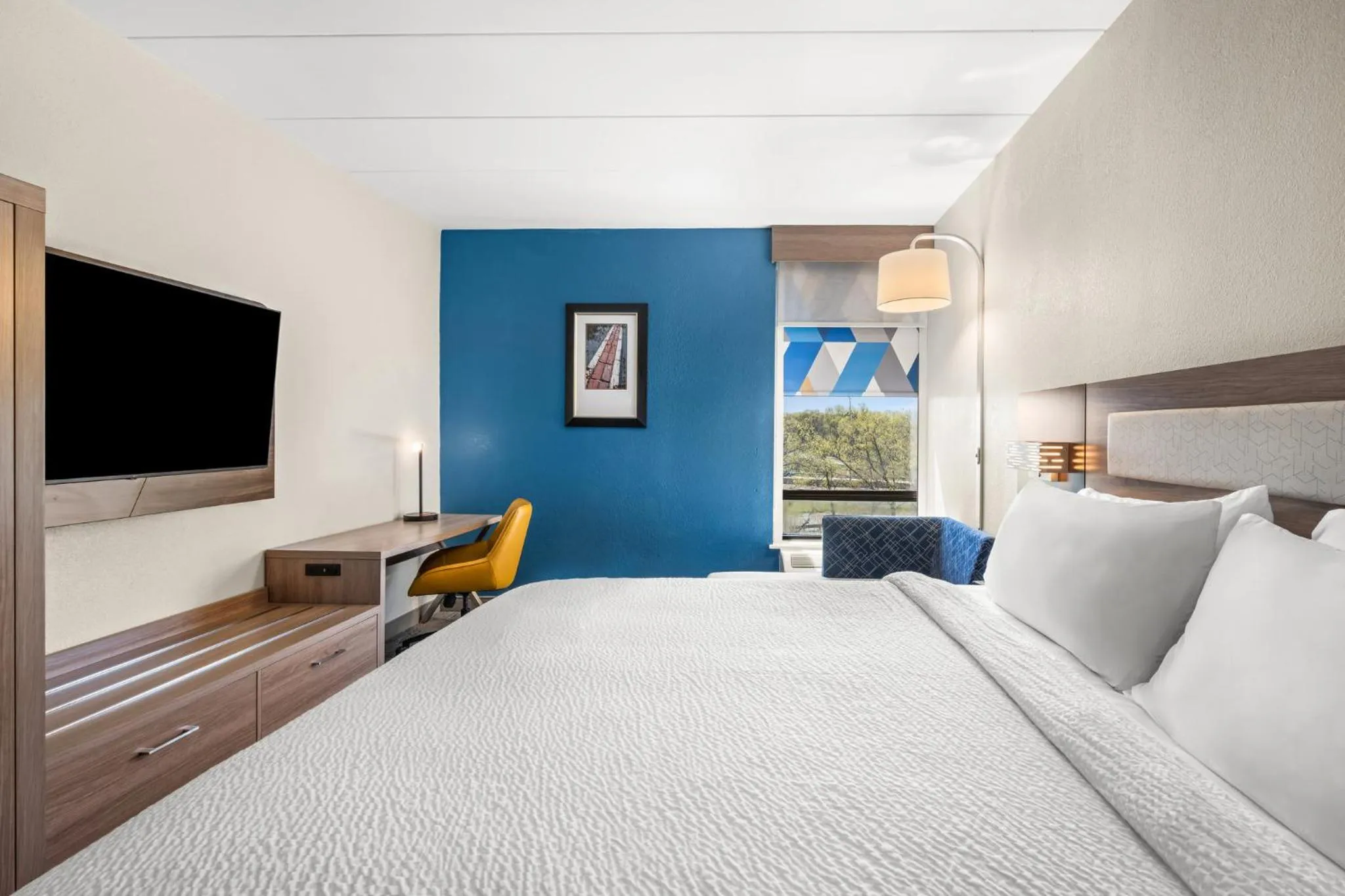 Photo of the whole room, Bed in Holiday Inn Express Boston North-Woburn by IHG