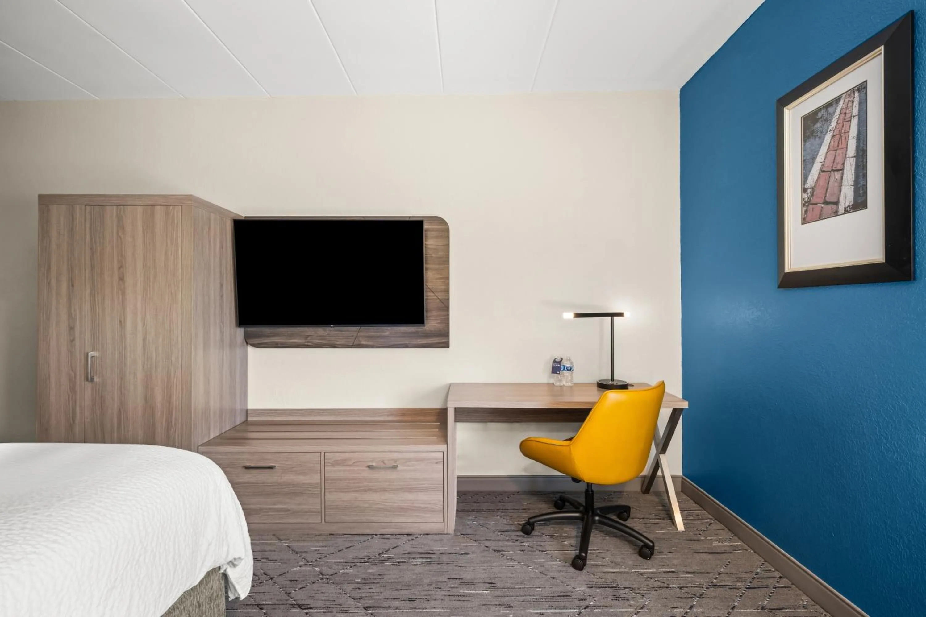 Guests, Bed in Holiday Inn Express Boston North-Woburn by IHG