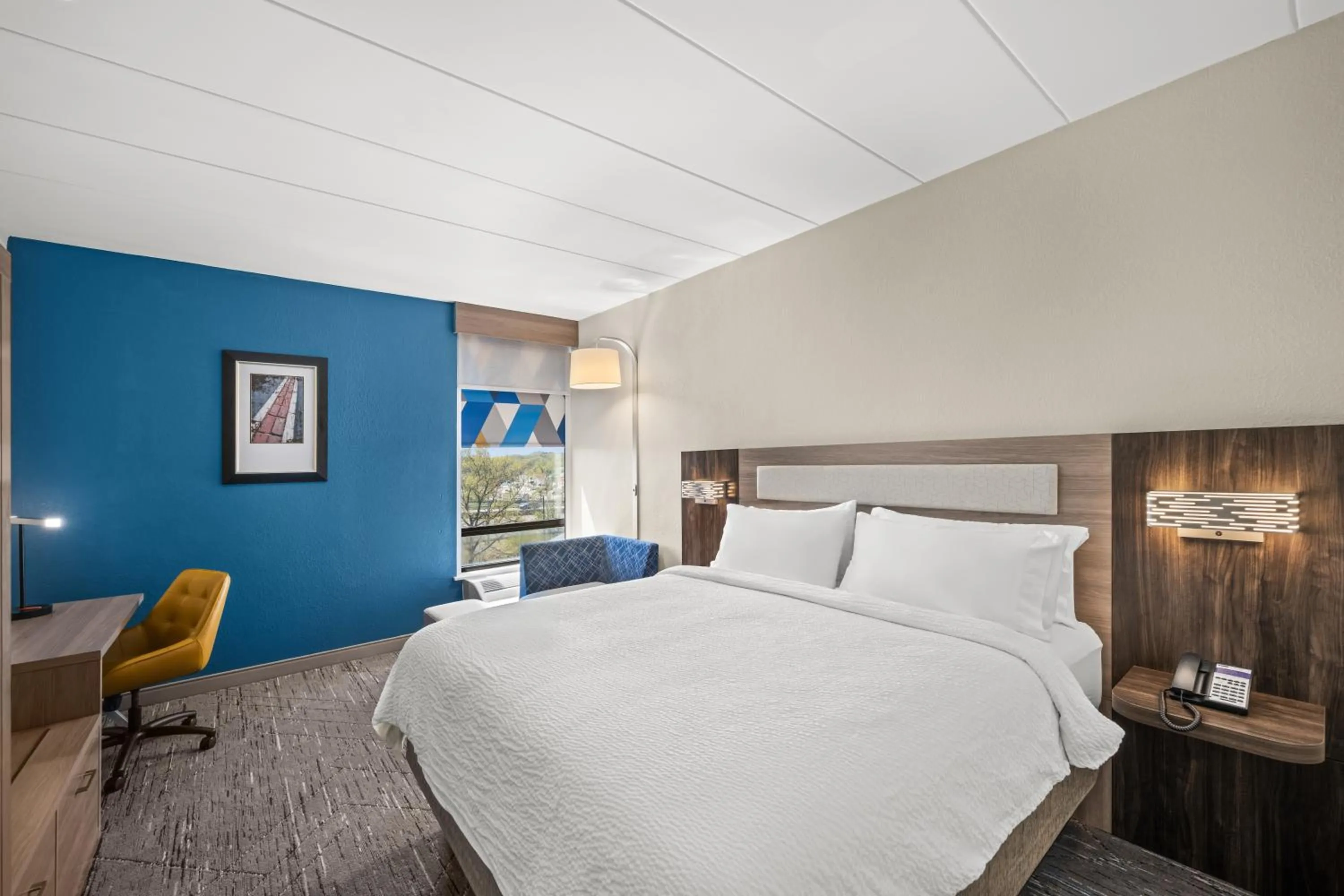 Bed in Holiday Inn Express Boston North-Woburn by IHG