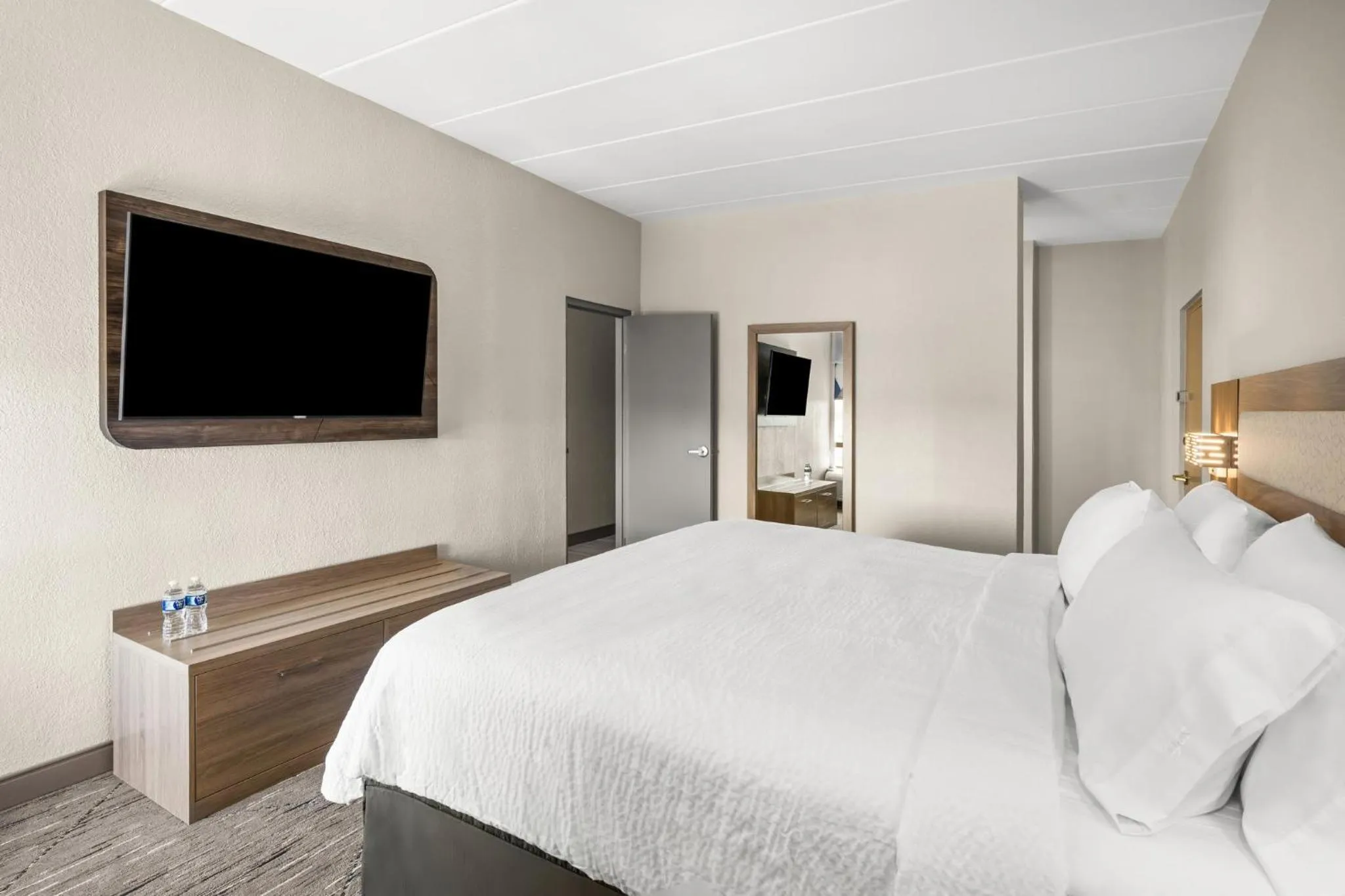 Photo of the whole room, Bed in Holiday Inn Express Boston North-Woburn by IHG