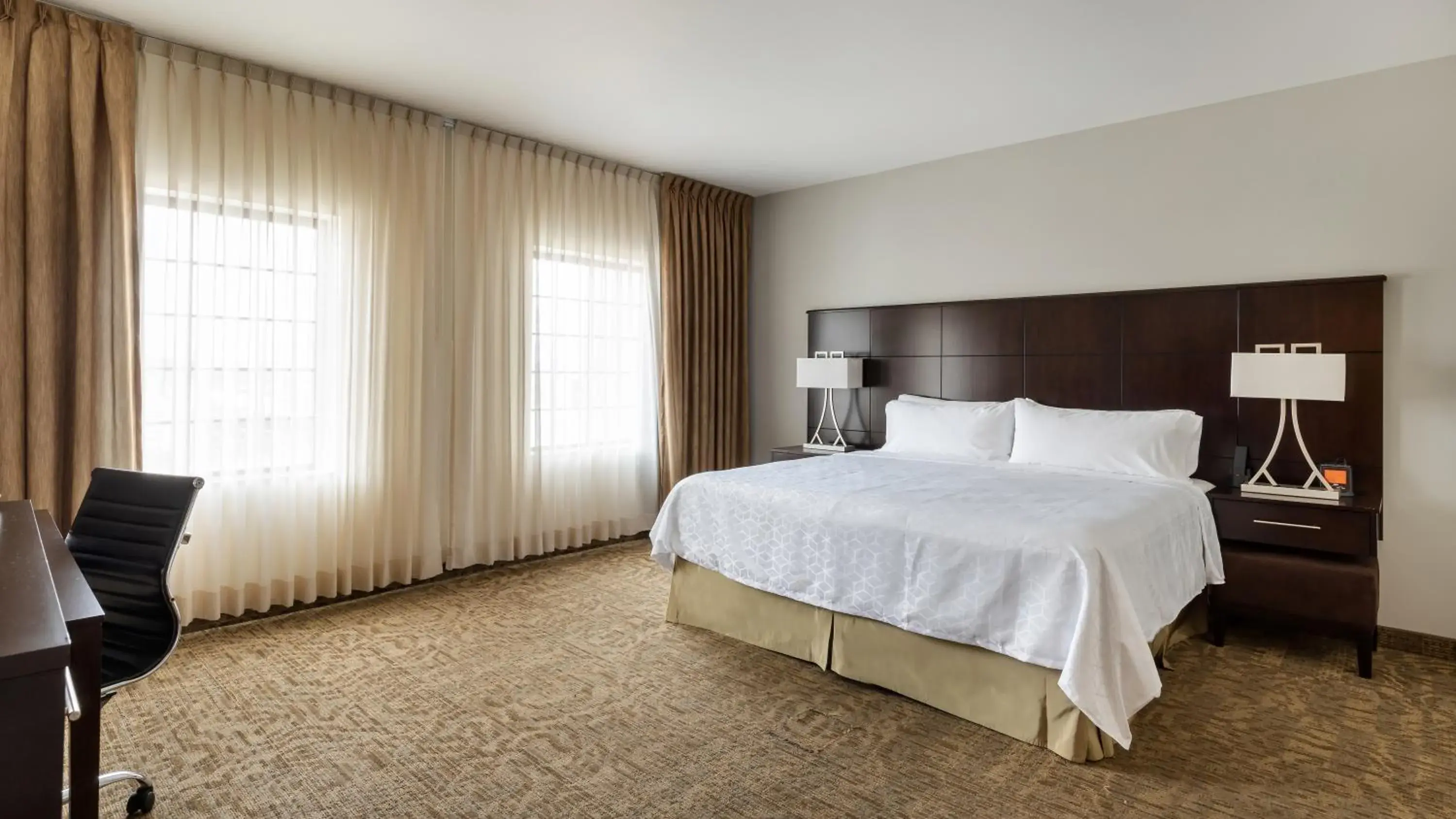 Bed in Staybridge Suites Chihuahua by IHG Bed in Staybridge Suites Chihuahua by IHG