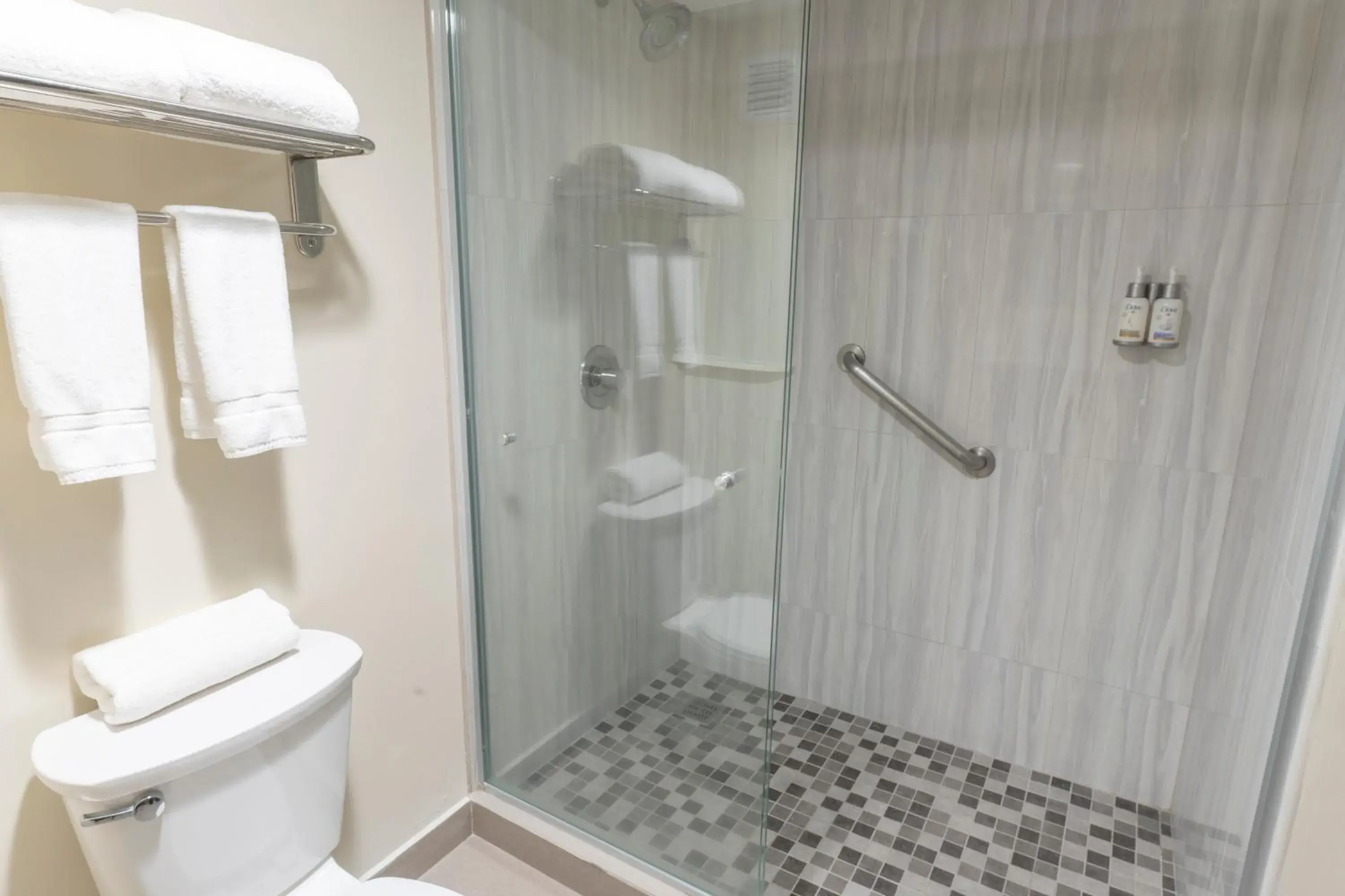 Bathroom in Holiday Inn Express Guadalajara Aeropuerto by IHG Bathroom in Holiday Inn Express Guadalajara Aeropuerto by IHG