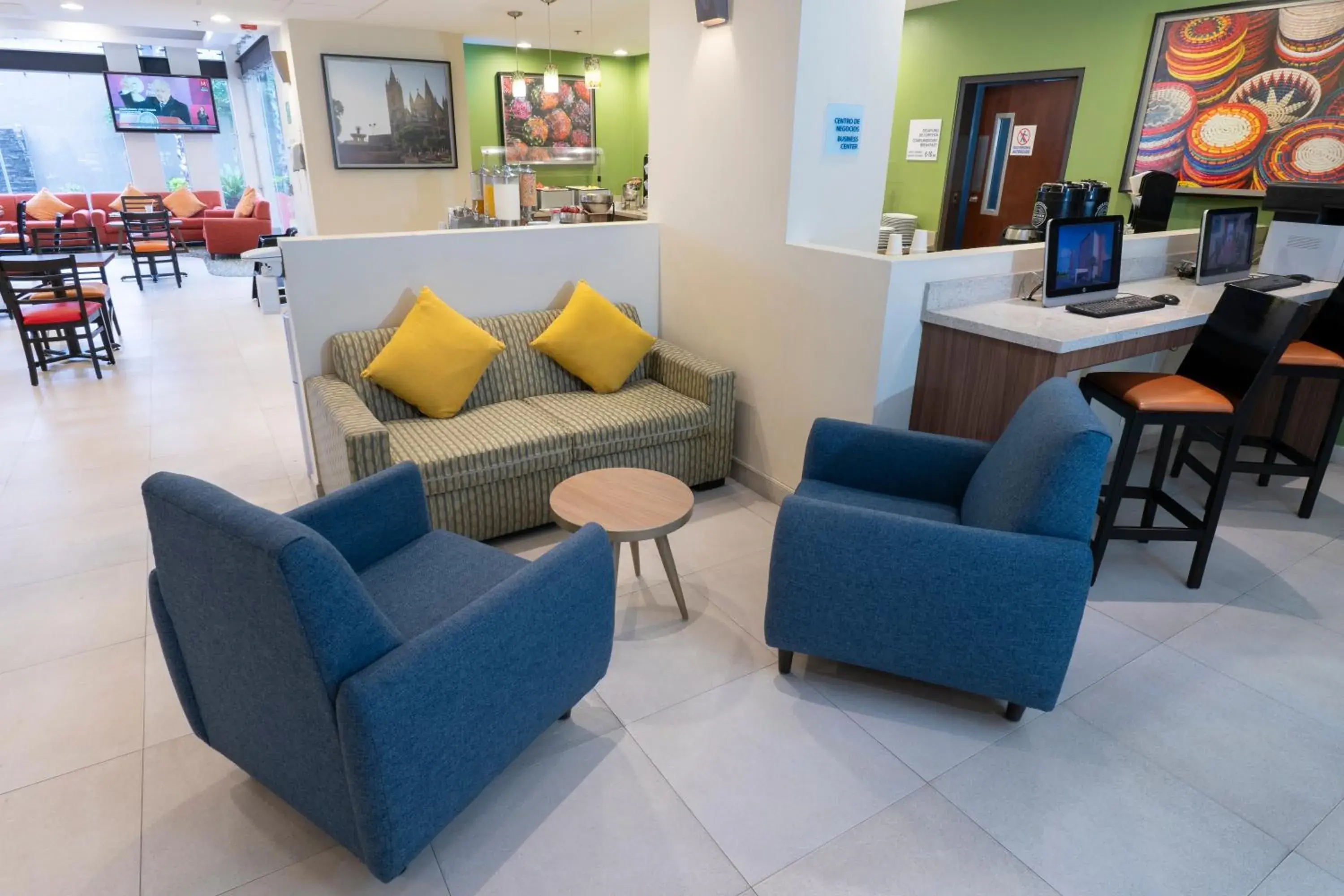 Living room in Holiday Inn Express Guadalajara Aeropuerto by IHG Living room in Holiday Inn Express Guadalajara Aeropuerto by IHG