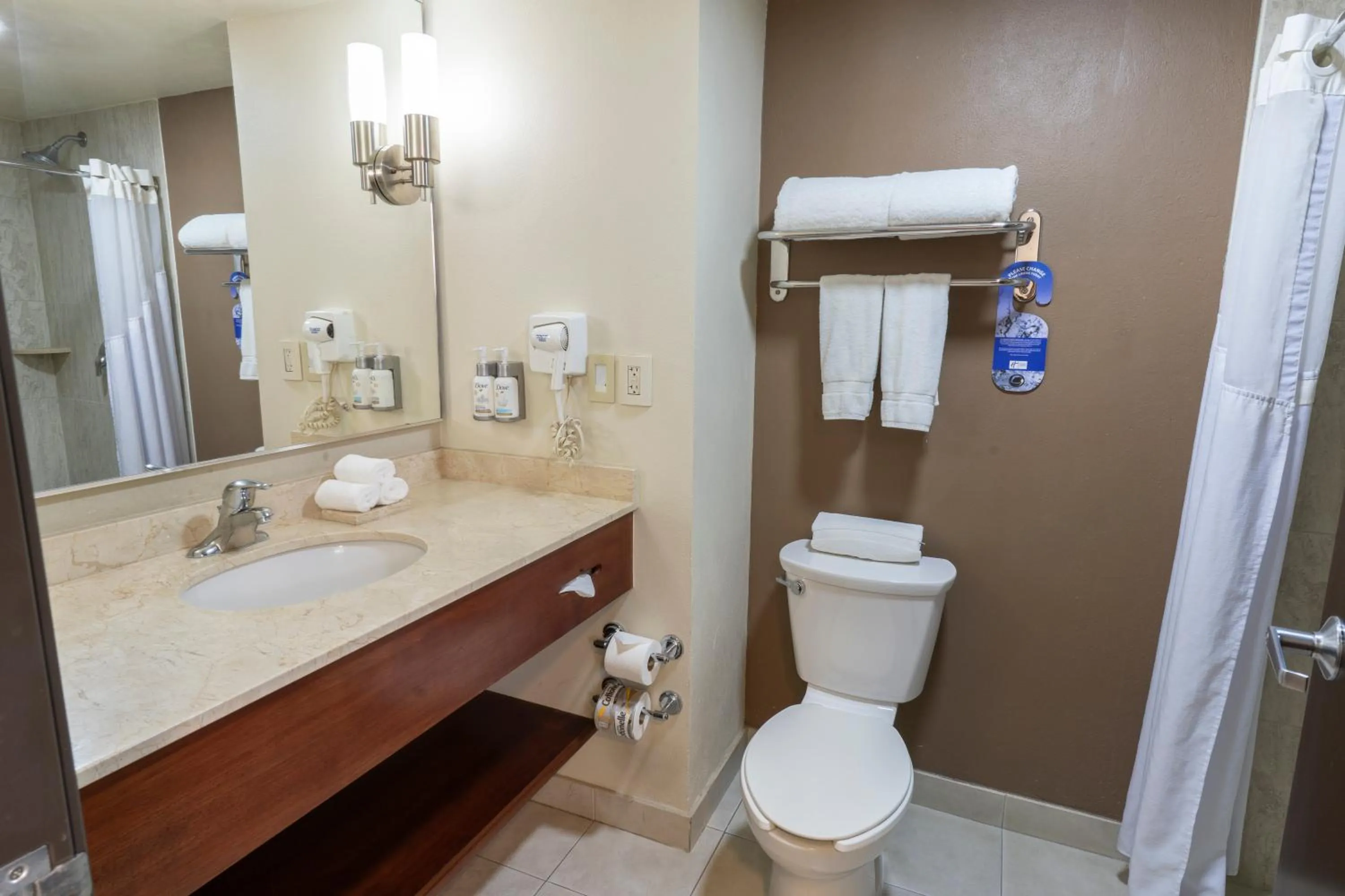 Bathroom in Holiday Inn Express Guadalajara Aeropuerto by IHG