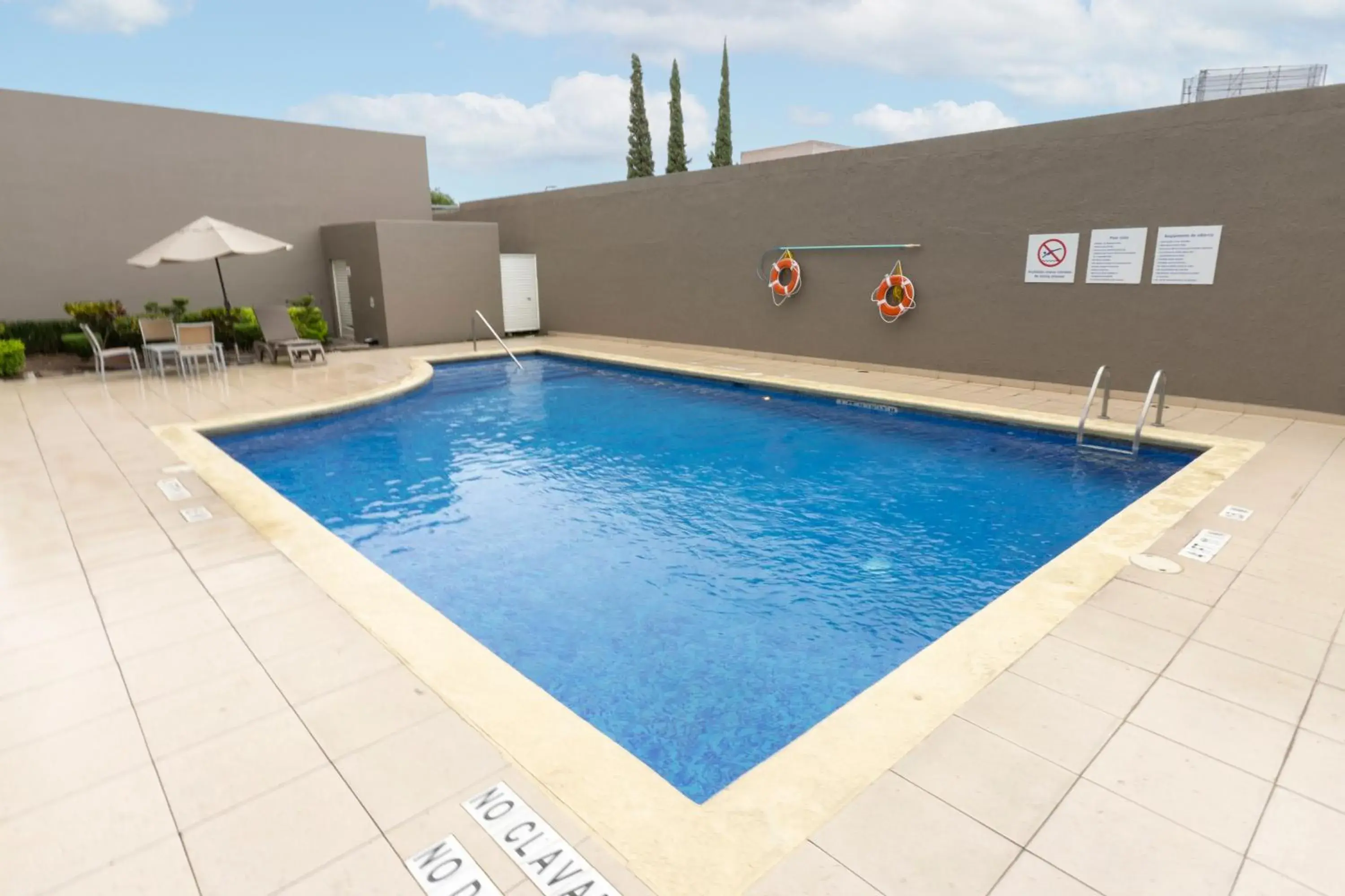 Property building in Holiday Inn Express Guadalajara Aeropuerto by IHG Property building in Holiday Inn Express Guadalajara Aeropuerto by IHG