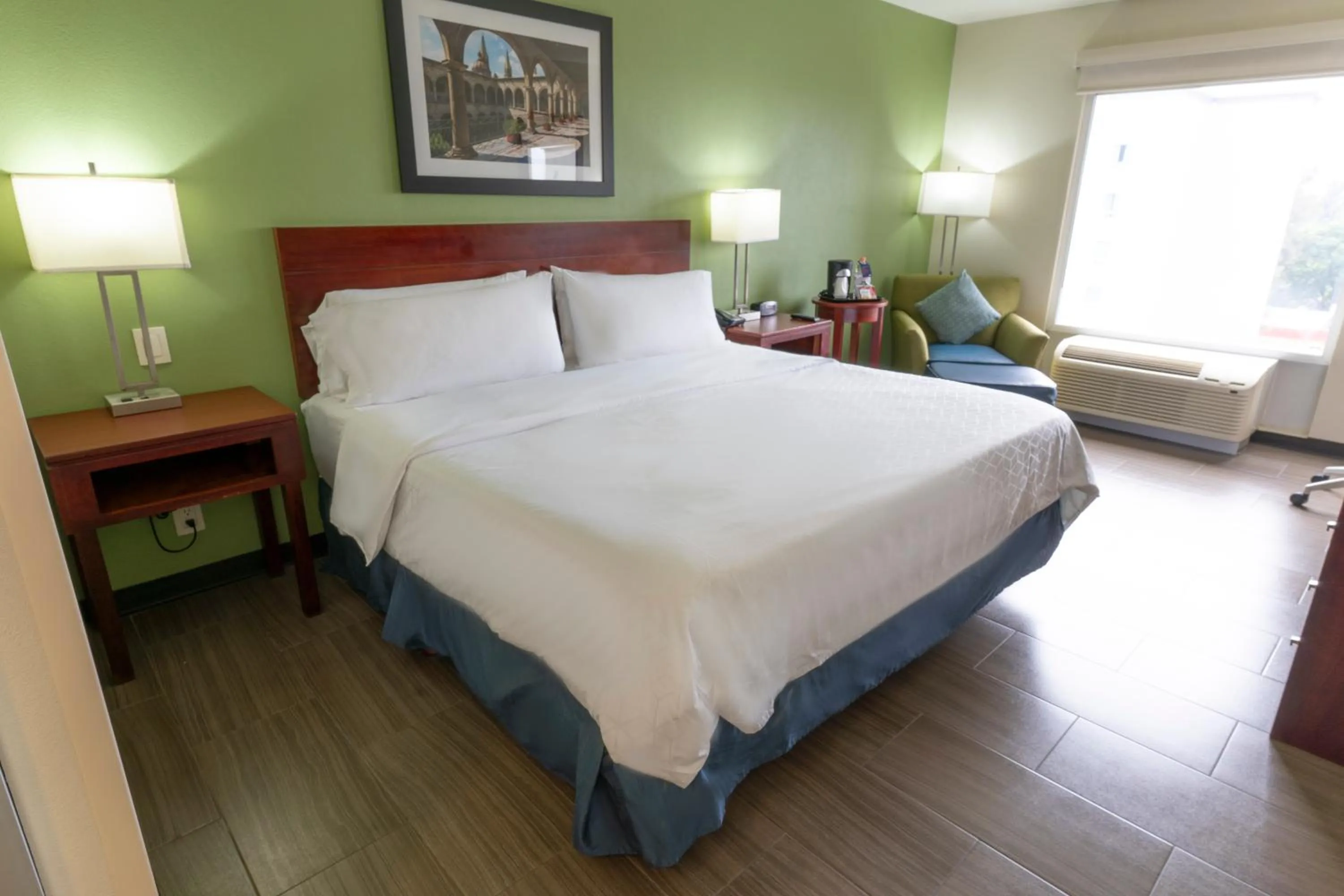 Bed in Holiday Inn Express Guadalajara Aeropuerto by IHG