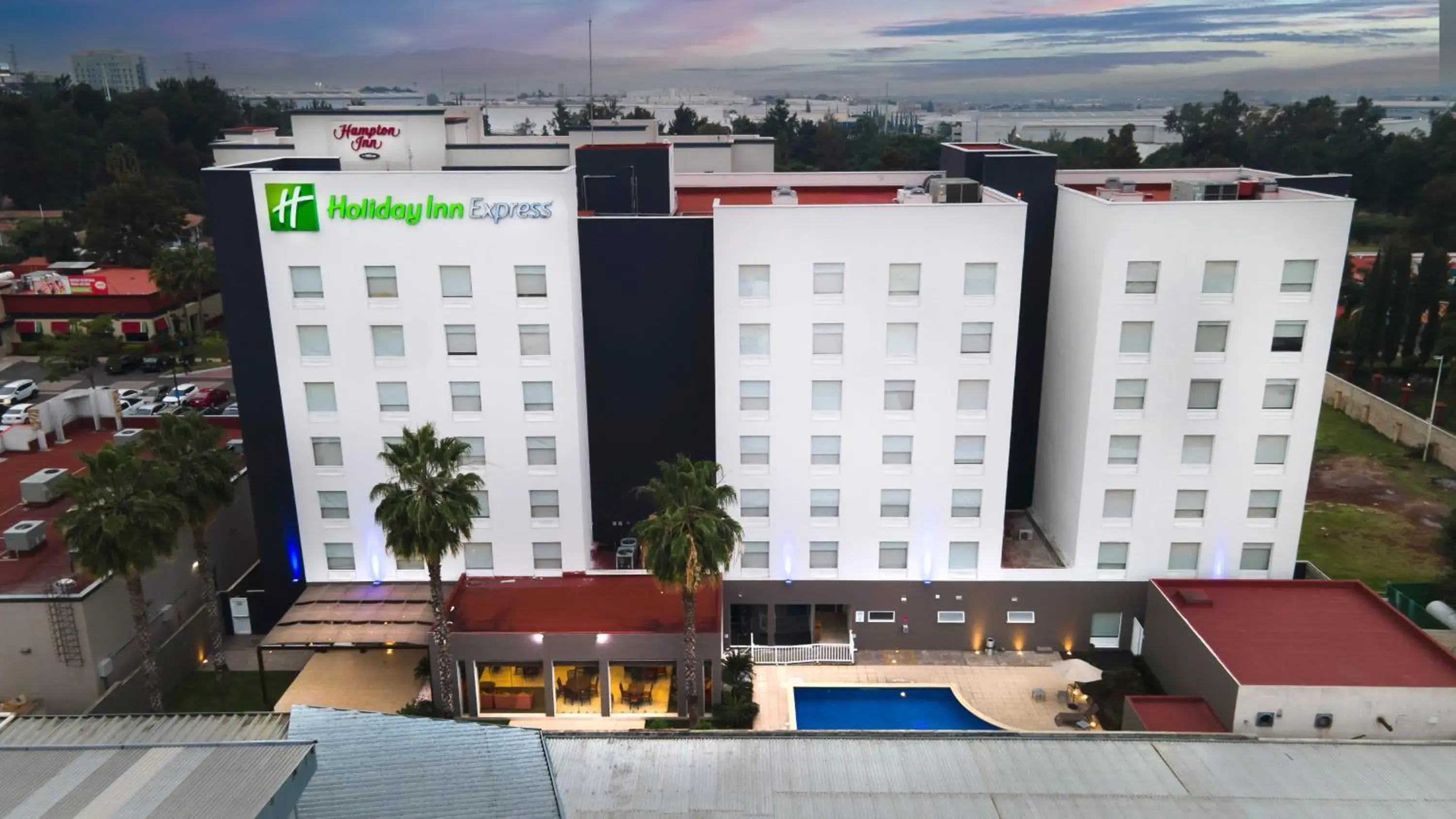 Property building in Holiday Inn Express Guadalajara Aeropuerto by IHG Property building in Holiday Inn Express Guadalajara Aeropuerto by IHG