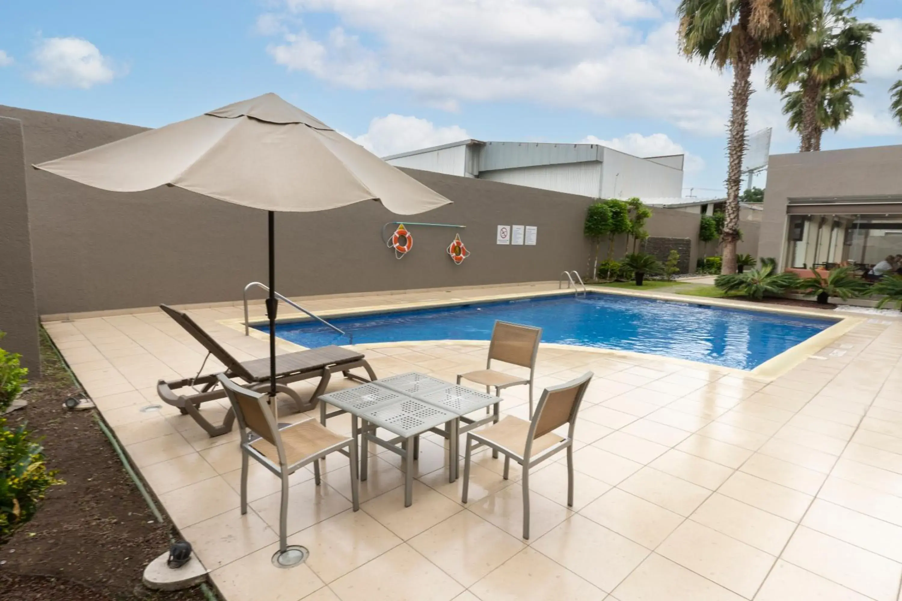 Swimming pool in Holiday Inn Express Guadalajara Aeropuerto by IHG Swimming pool in Holiday Inn Express Guadalajara Aeropuerto by IHG