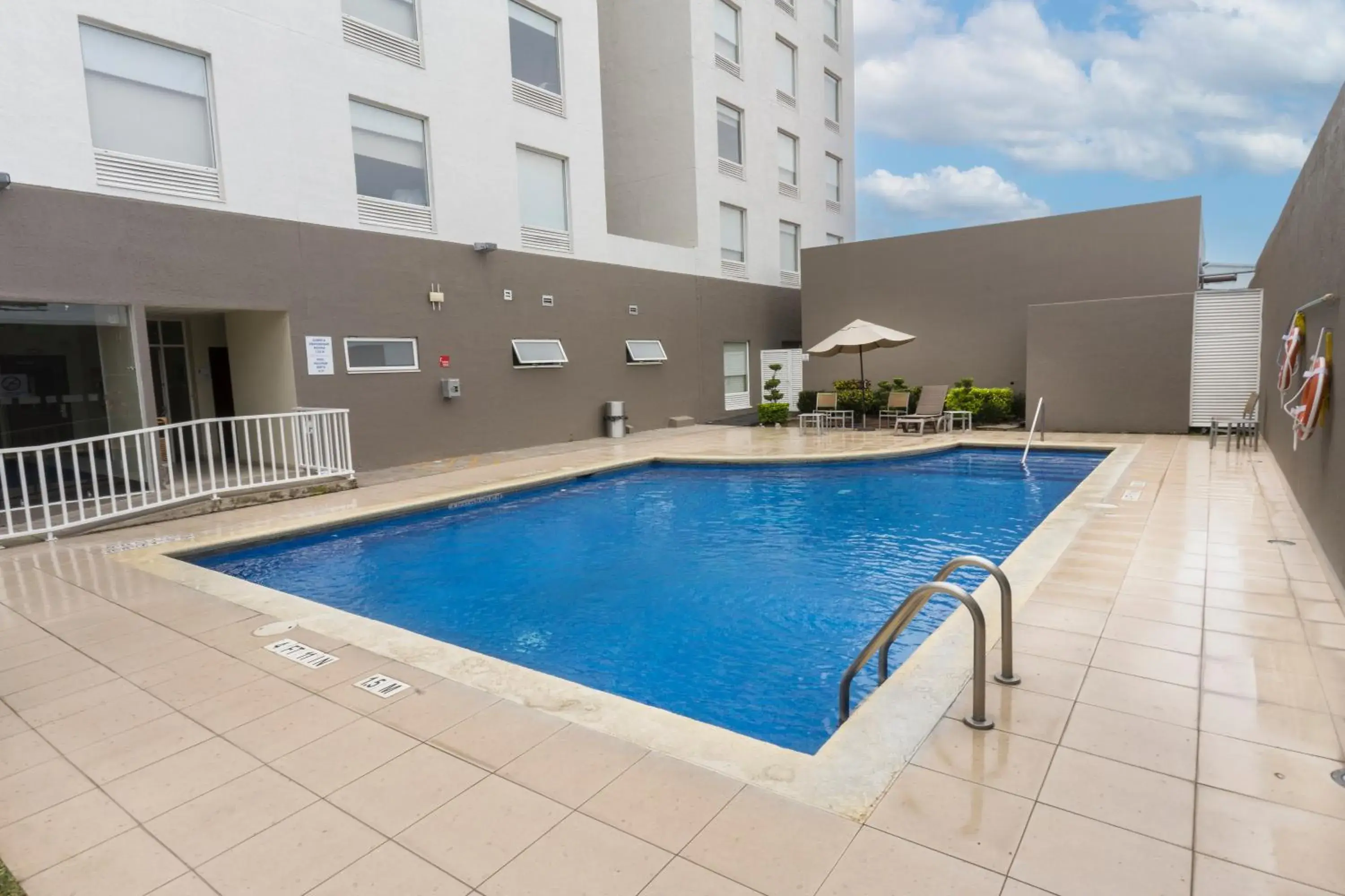 Swimming pool in Holiday Inn Express Guadalajara Aeropuerto by IHG Swimming pool in Holiday Inn Express Guadalajara Aeropuerto by IHG