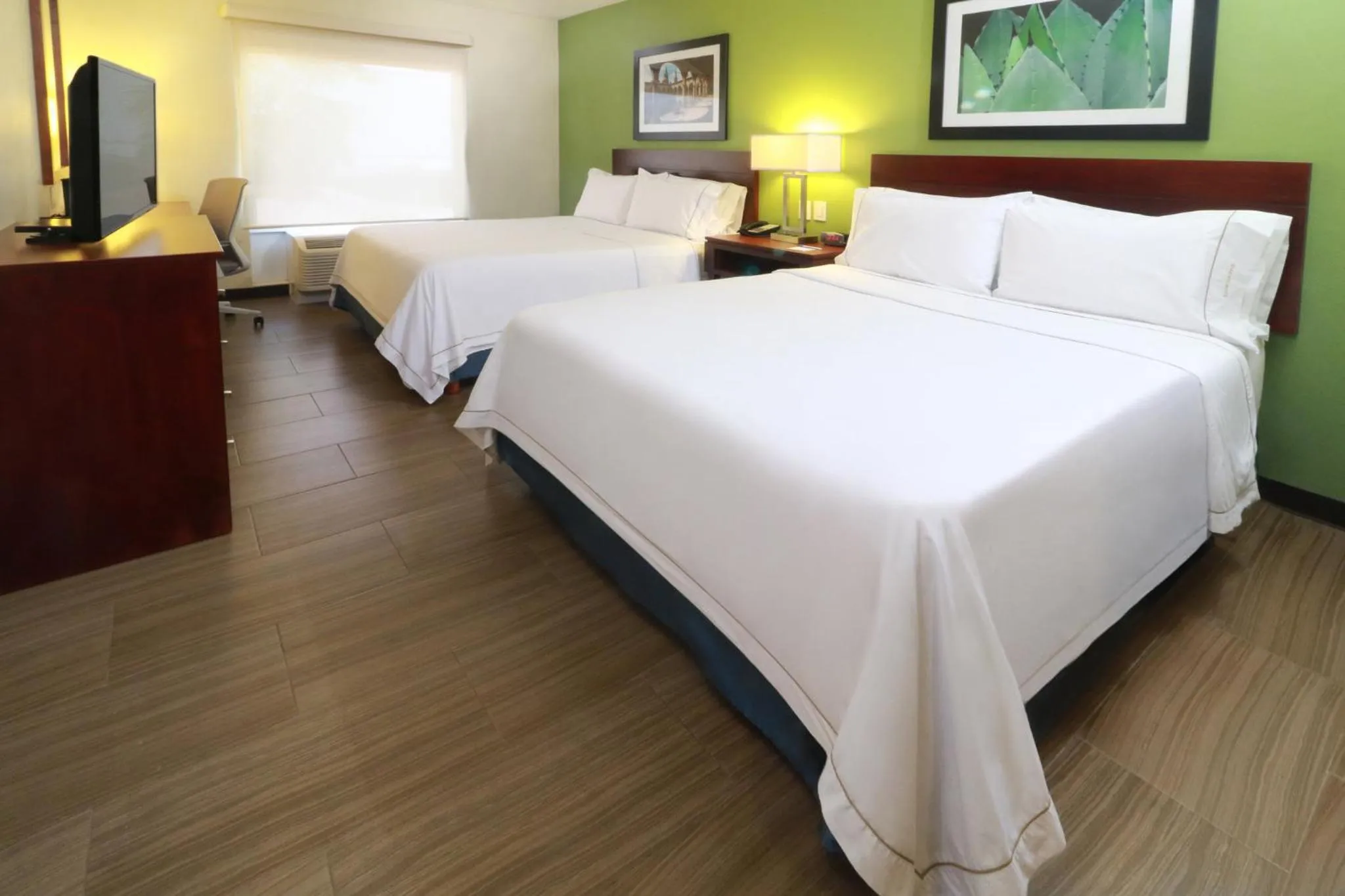 Photo of the whole room, Bed in Holiday Inn Express Guadalajara Aeropuerto by IHG