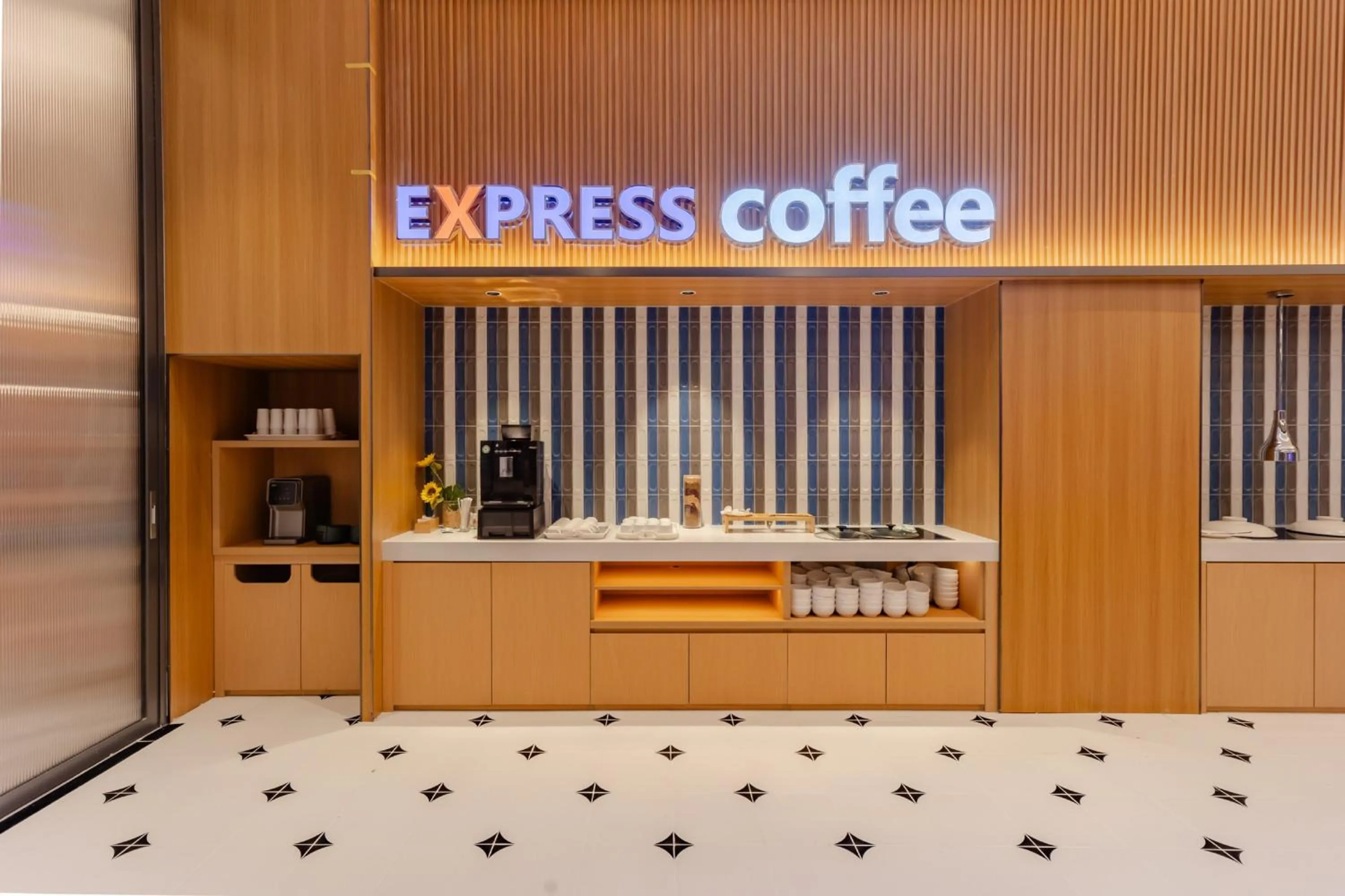 Restaurant/places to eat in Holiday Inn Express Hefei Huaihe Road