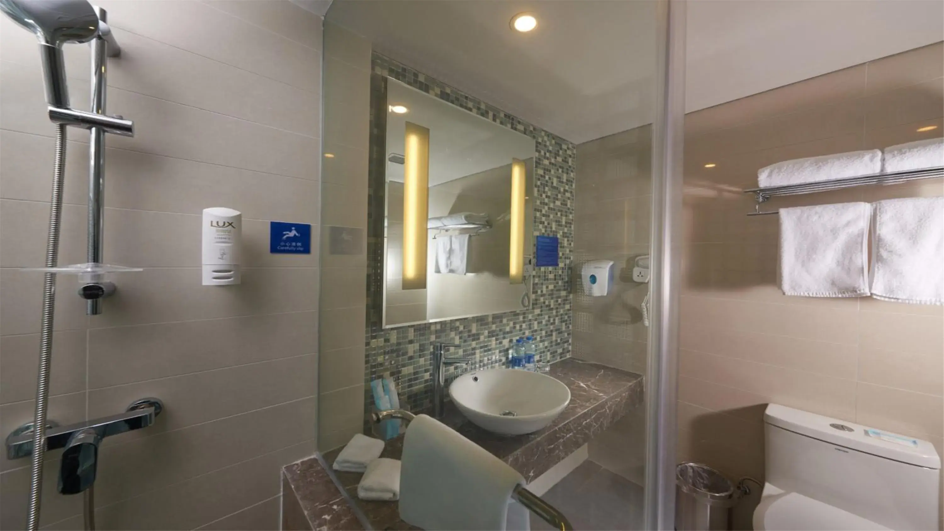 Photo of the whole room in Holiday Inn Express Hefei Huaihe Road Photo of the whole room in Holiday Inn Express Hefei Huaihe Road