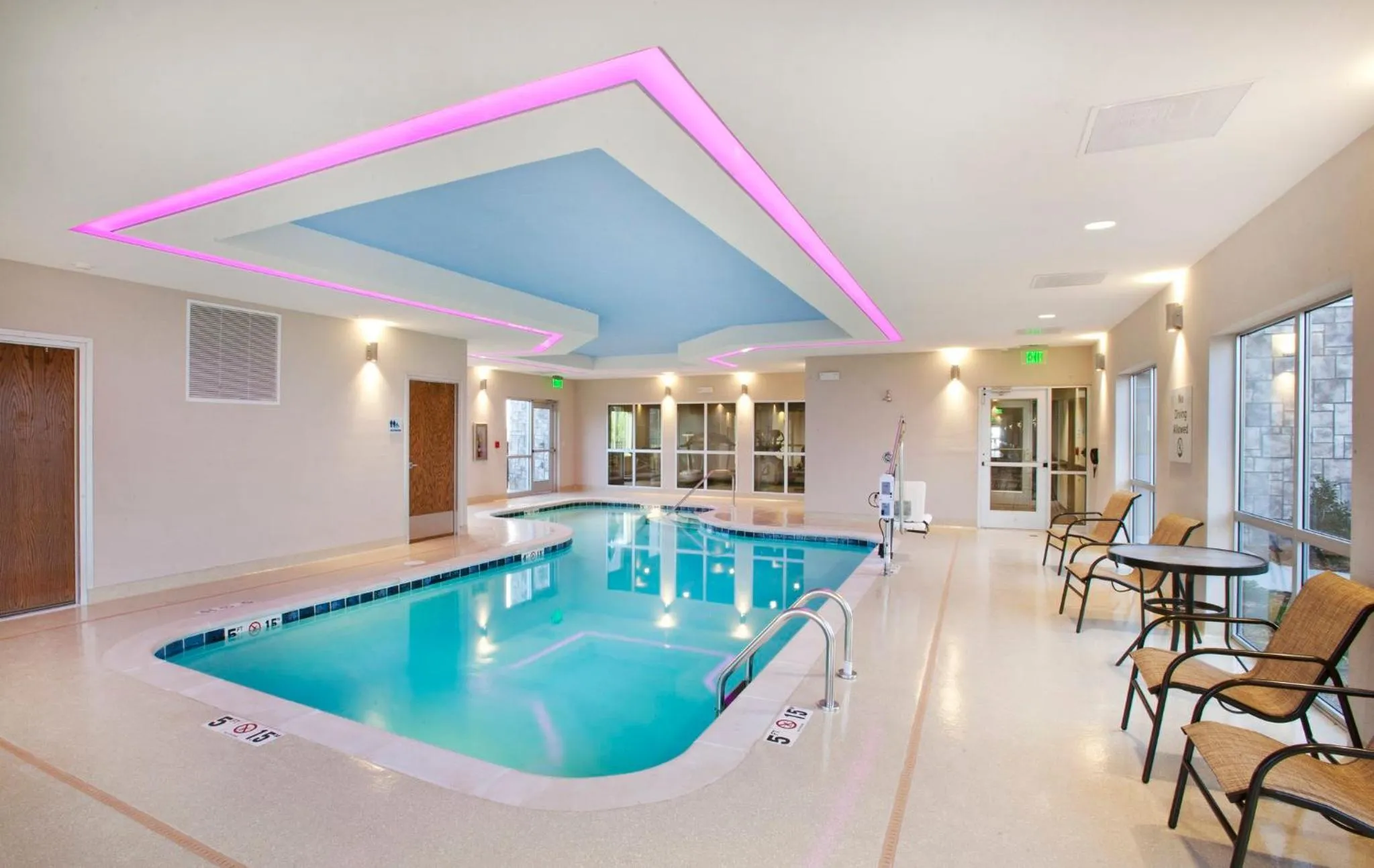 Swimming pool in Holiday Inn Express Hotel & Suites Hot Springs by IHG