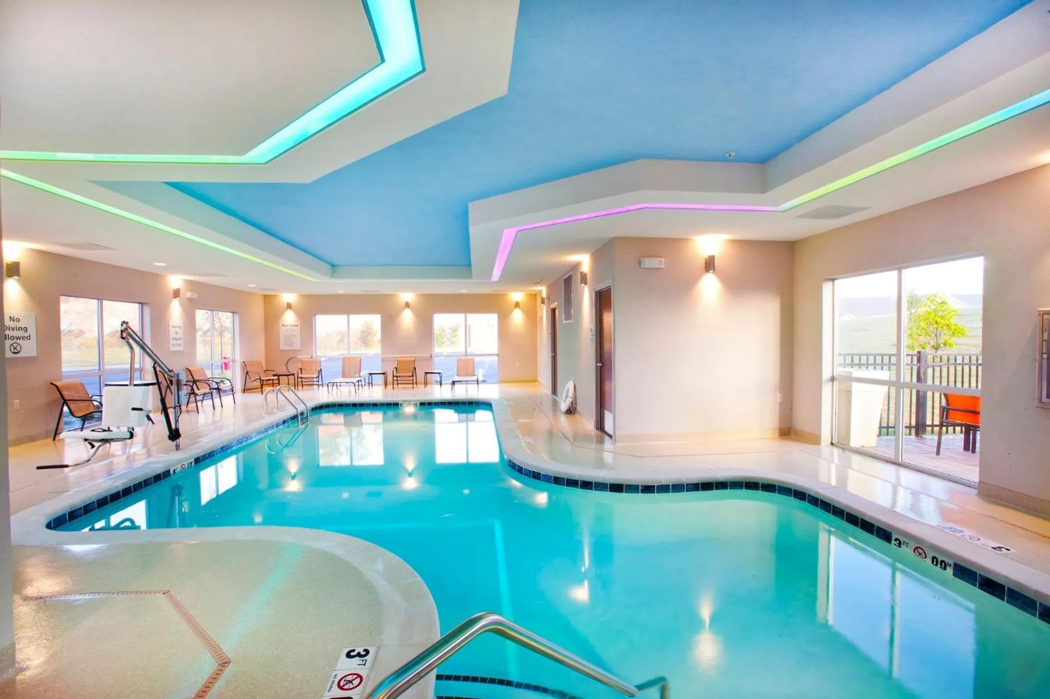 Swimming pool in Holiday Inn Express Hotel & Suites Hot Springs by IHG