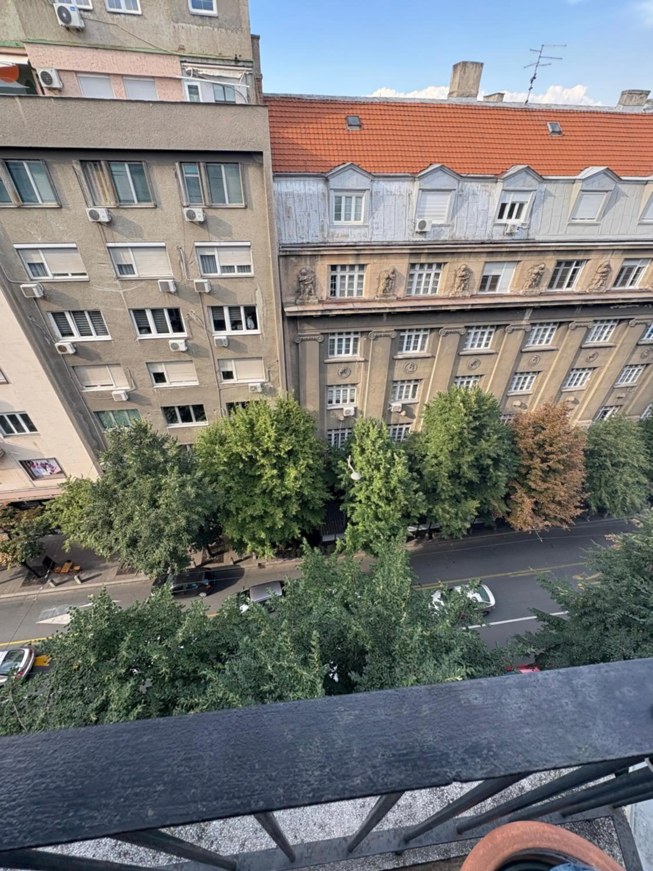 Day in Apartments Sat