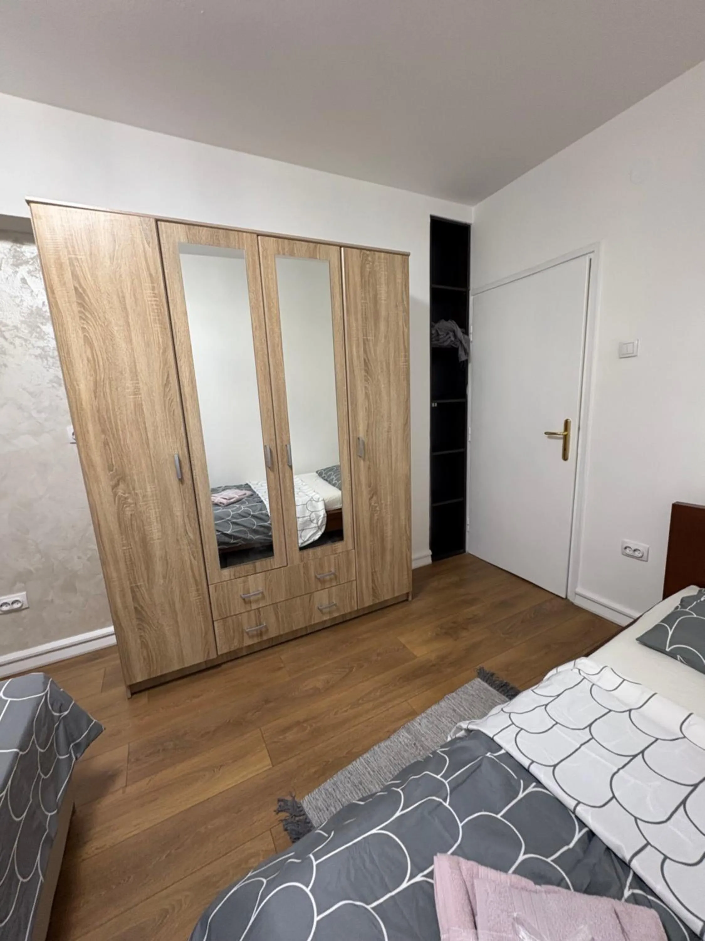wardrobe, Bed in Apartments Sat