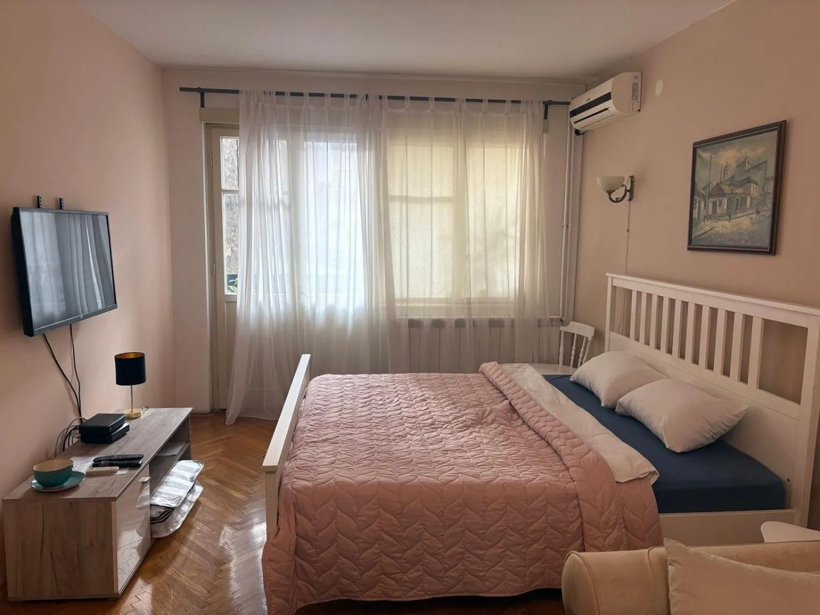 Communal lounge/ TV room, Bed in Apartments Sat
