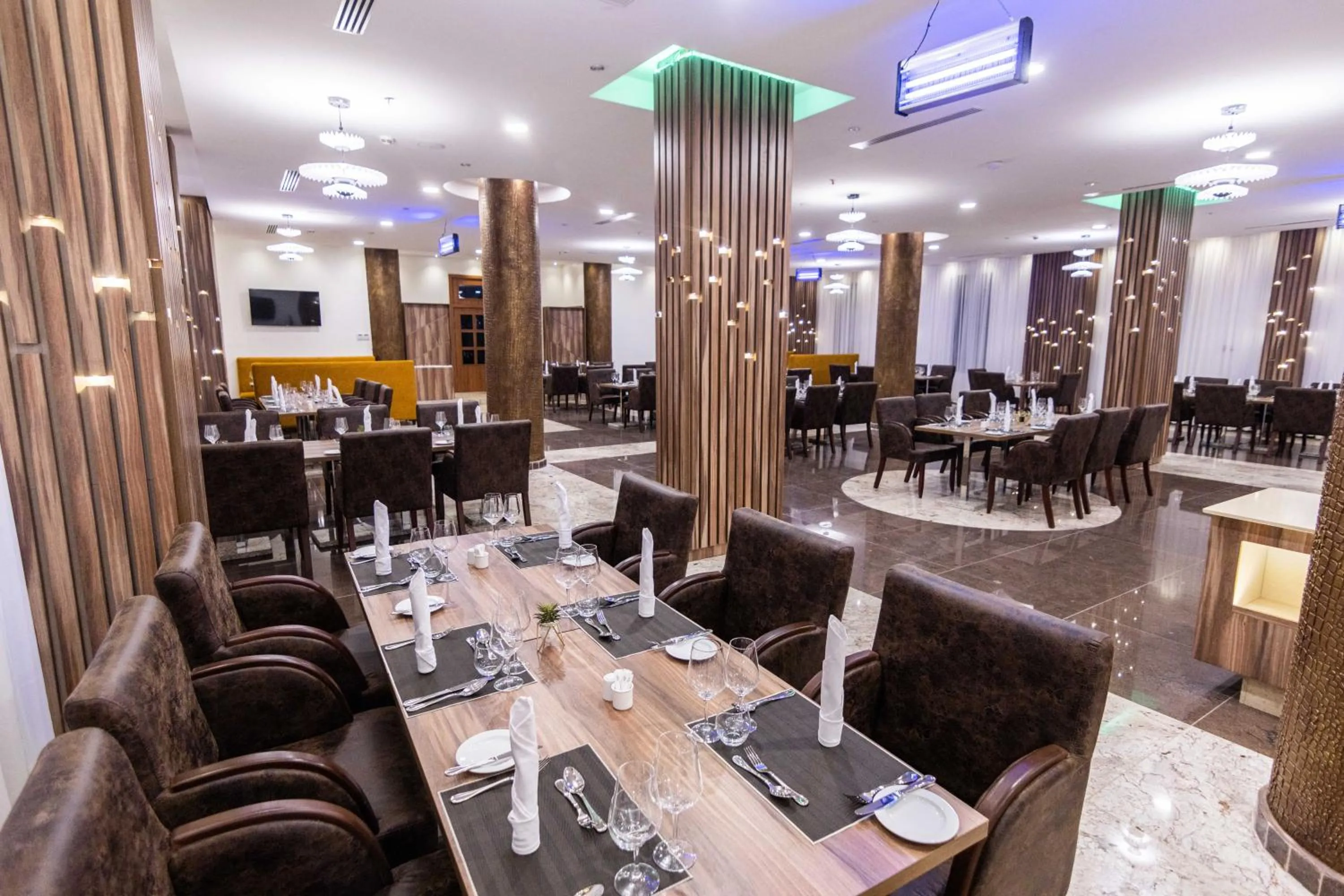 Restaurant/places to eat in BON Hotel Octagon