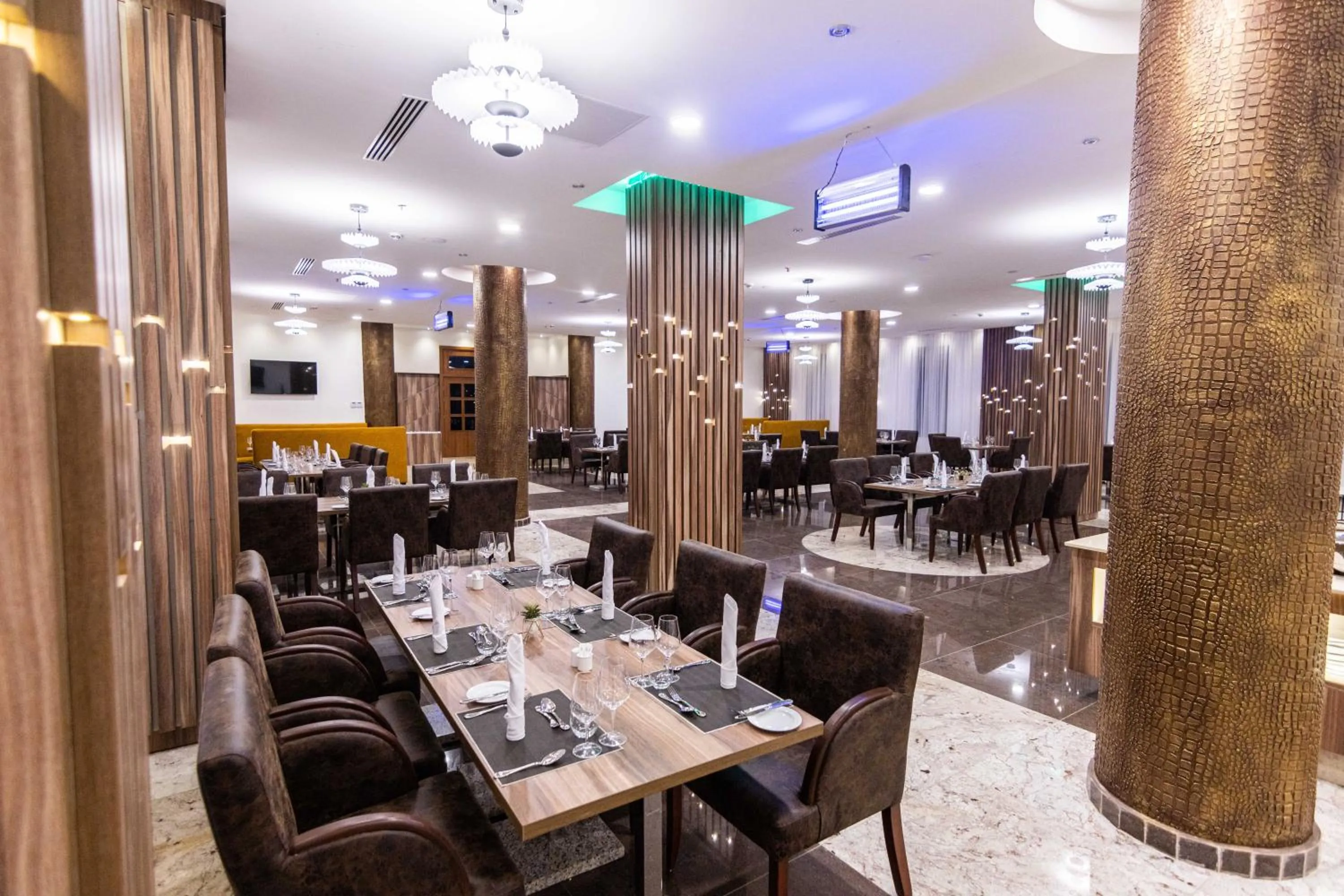 Restaurant/places to eat in BON Hotel Octagon